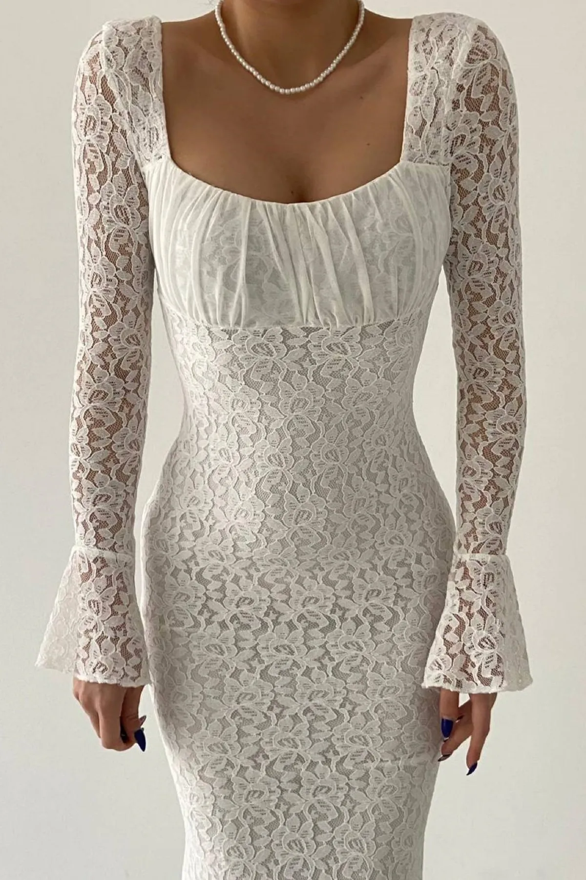 vuvutasarım  Weißes, gesmoktes Midikleid mit eckigem Ausschnitt und Tüllärmeln 209