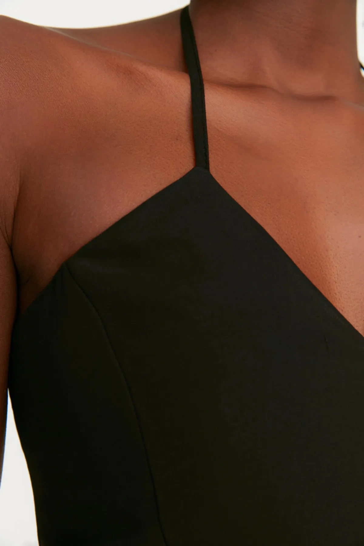 Trendyol Collection  Elegantes Abendkleid aus schwarzem Chiffon mit Trägern TPRSS22EL1313