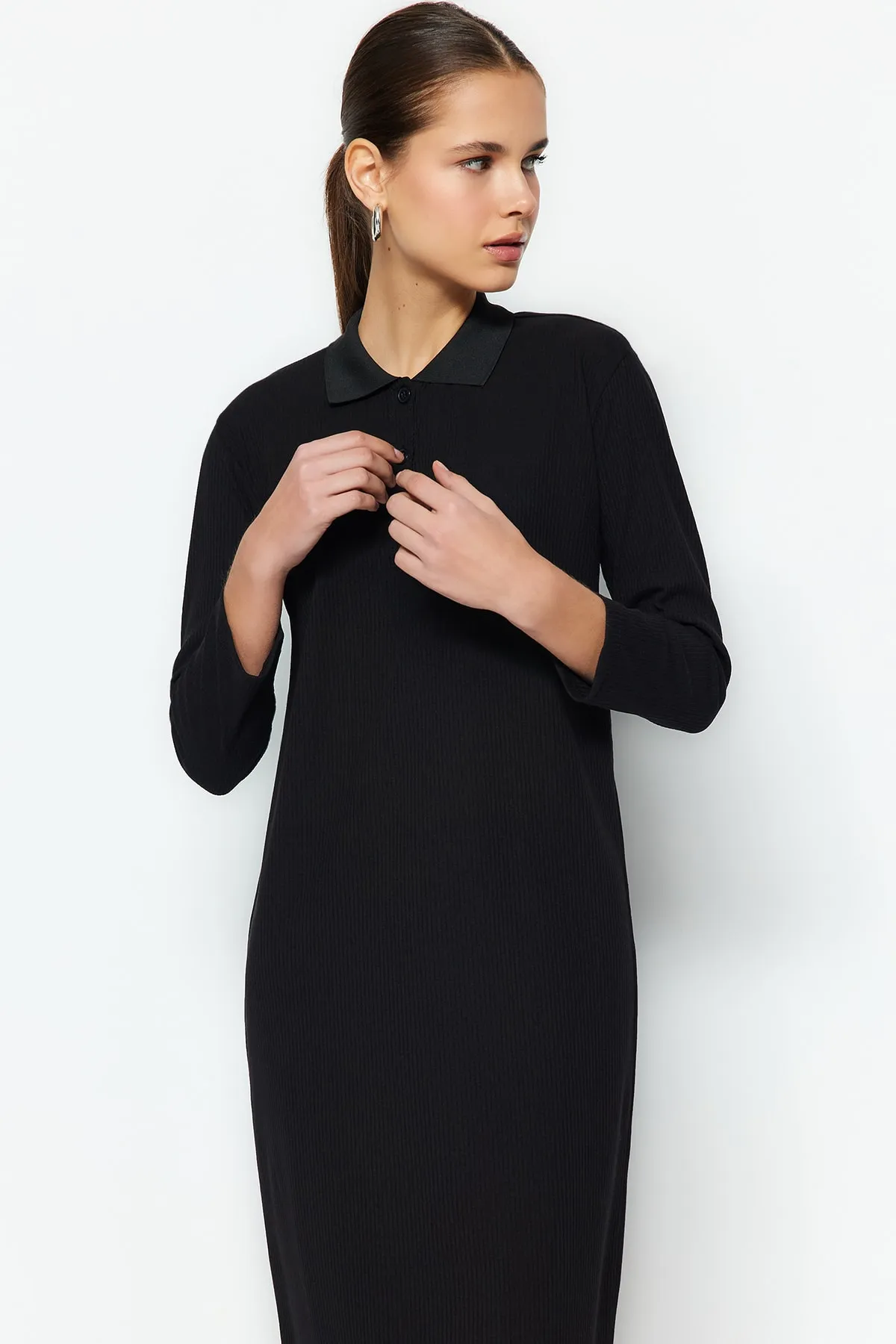 Trendyol Modest  Schwarzes geripptes Strickkleid mit Polokragen TCTSS23EB00246