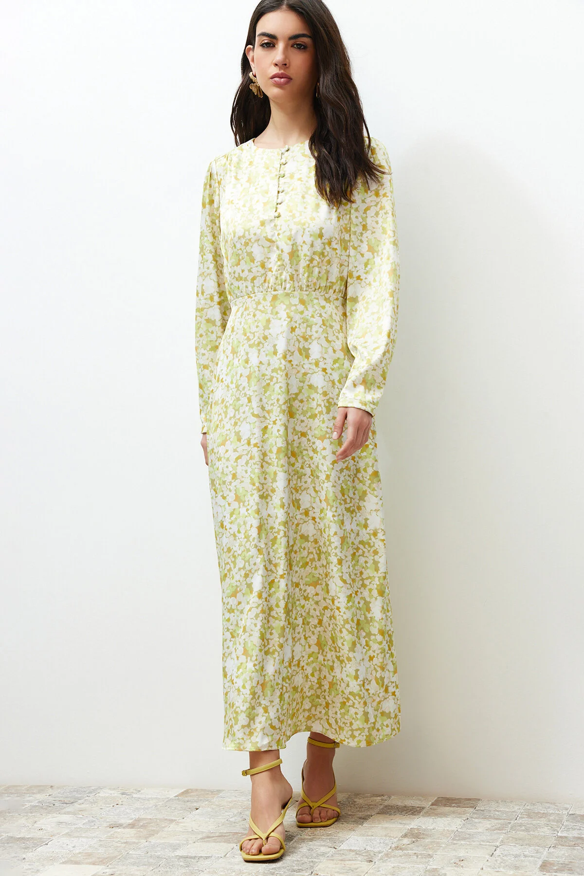 Trendyol Modest  Hellgrünes, gewebtes Kleid mit Blumenmuster vorne und Knöpfen TCTSS24EB00087