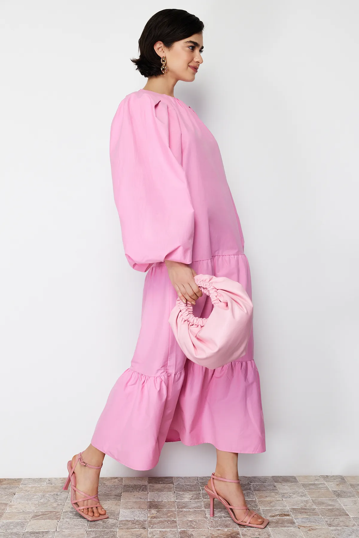 Trendyol Modest  Mehrlagiges, gewebtes Kleid aus Baumwolle mit Ballonärmeln in Rosa TCTSS24EB00070