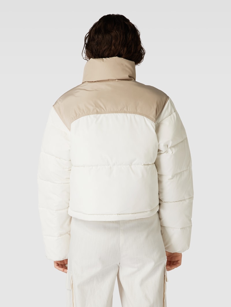 Cropped Steppjacke mit Label-Detail Modell in offwhite
