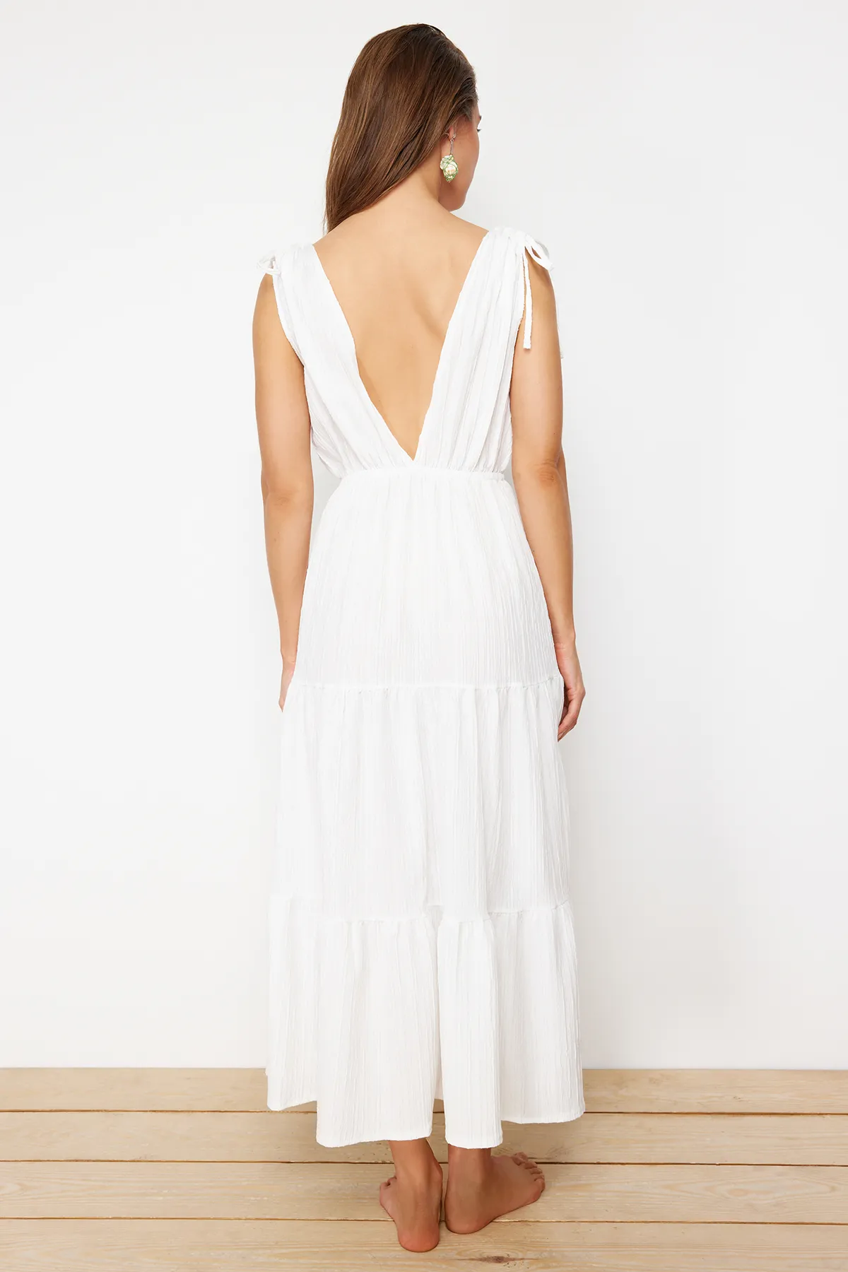 Trendyol Collection  Ecrufarbenes, gewebtes, gerafftes Maxi-Strandkleid TBESS24EL00089