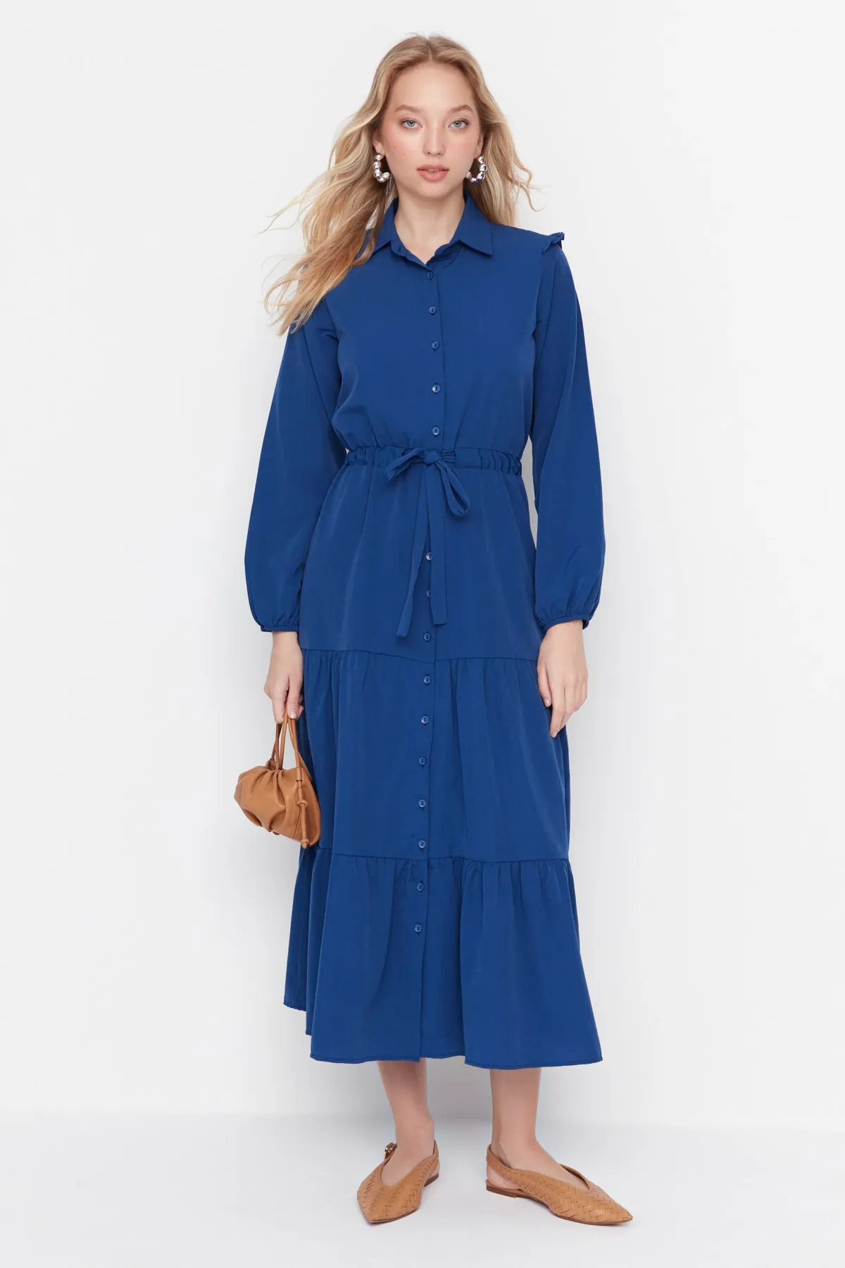 Trendyol Modest  Marineblaues gewebtes Kleid mit Hemdkragen, Schulterdetail und Schnürung in der Taille TCTSS21EL3472