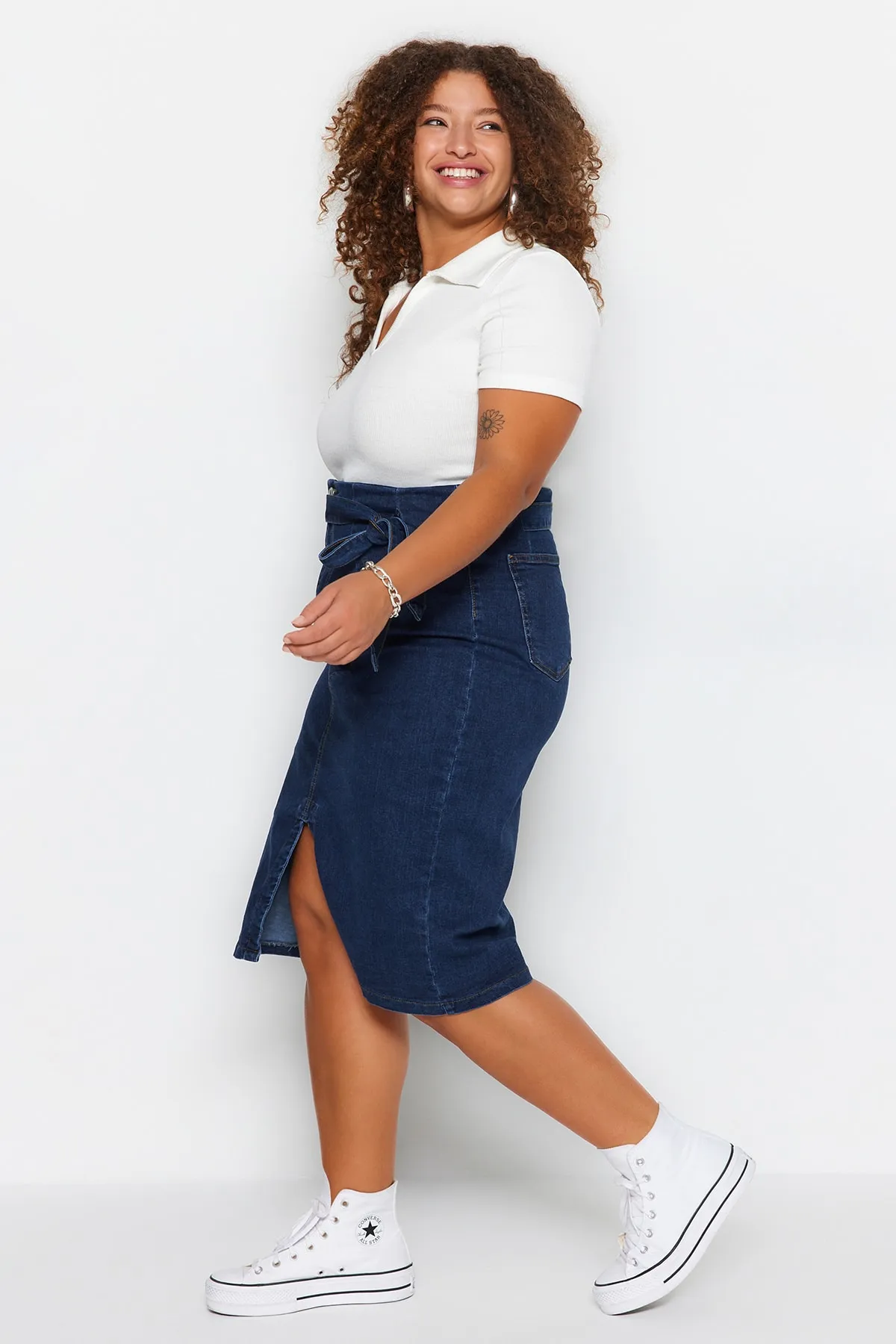 Trendyol Curve  Dunkelblauer, geschlitzter Jeansrock mit hohem Bund und Gürtel TBSSS23AZ00017