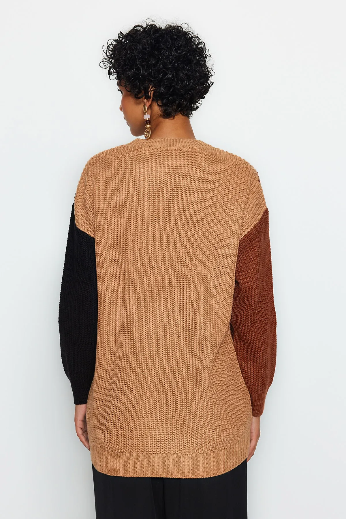 Trendyol Modest  Schwarzer Farbblock-Strickpullover von Selanik TCTAW24AK00153