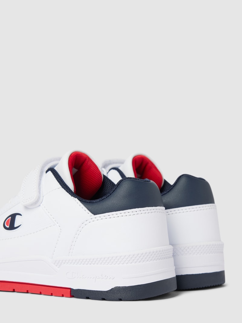 Sneaker mit Label-Detail in weiß