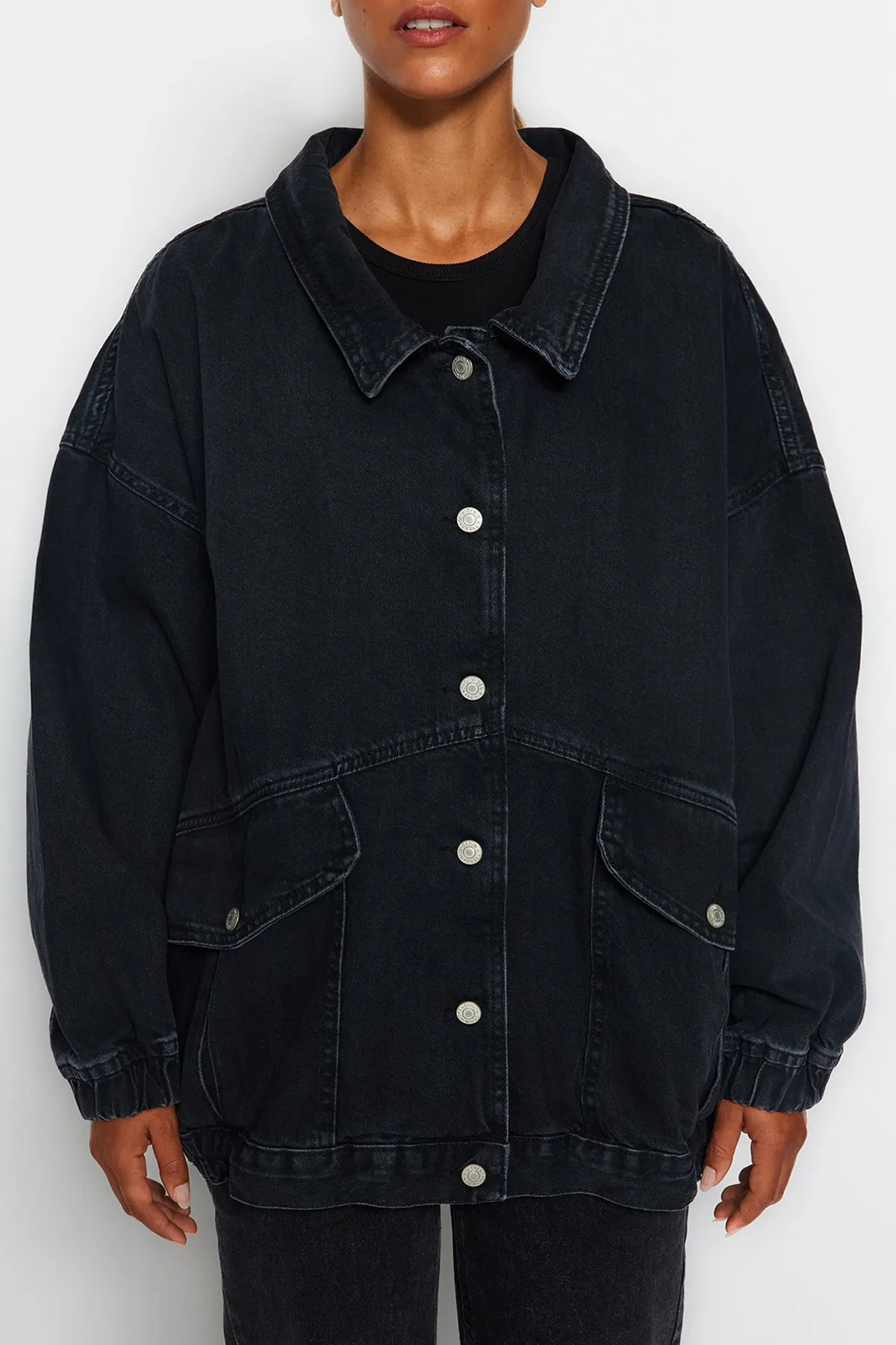 Trendyol Collection  Schwarze Oversize-Jeansjacke mit Taschendetail TWOSS21CE0289