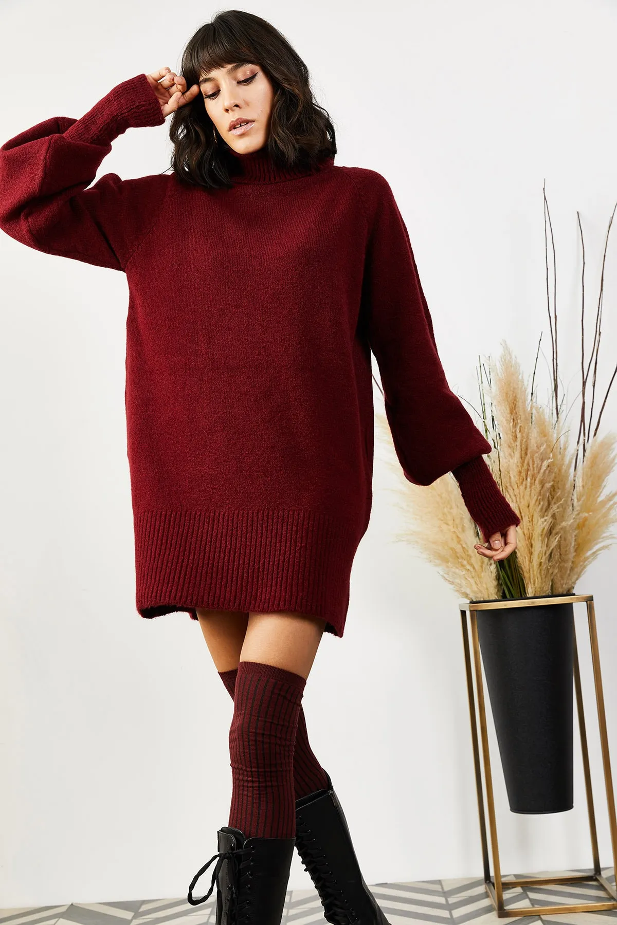 Olalook  Burgunderfarbenes, lockeres Strickkleid mit Rollkragen und Ballonärmeln für Damen ELB-19000867