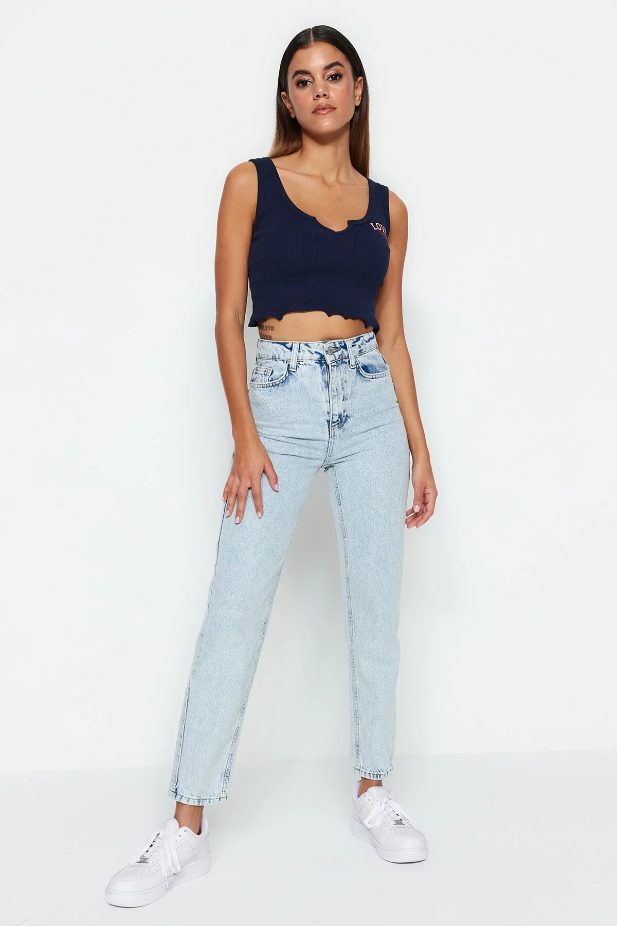 Trendyol Collection  Hellblaue High-Bel-Mom-Jeans TWOSS23JE00085