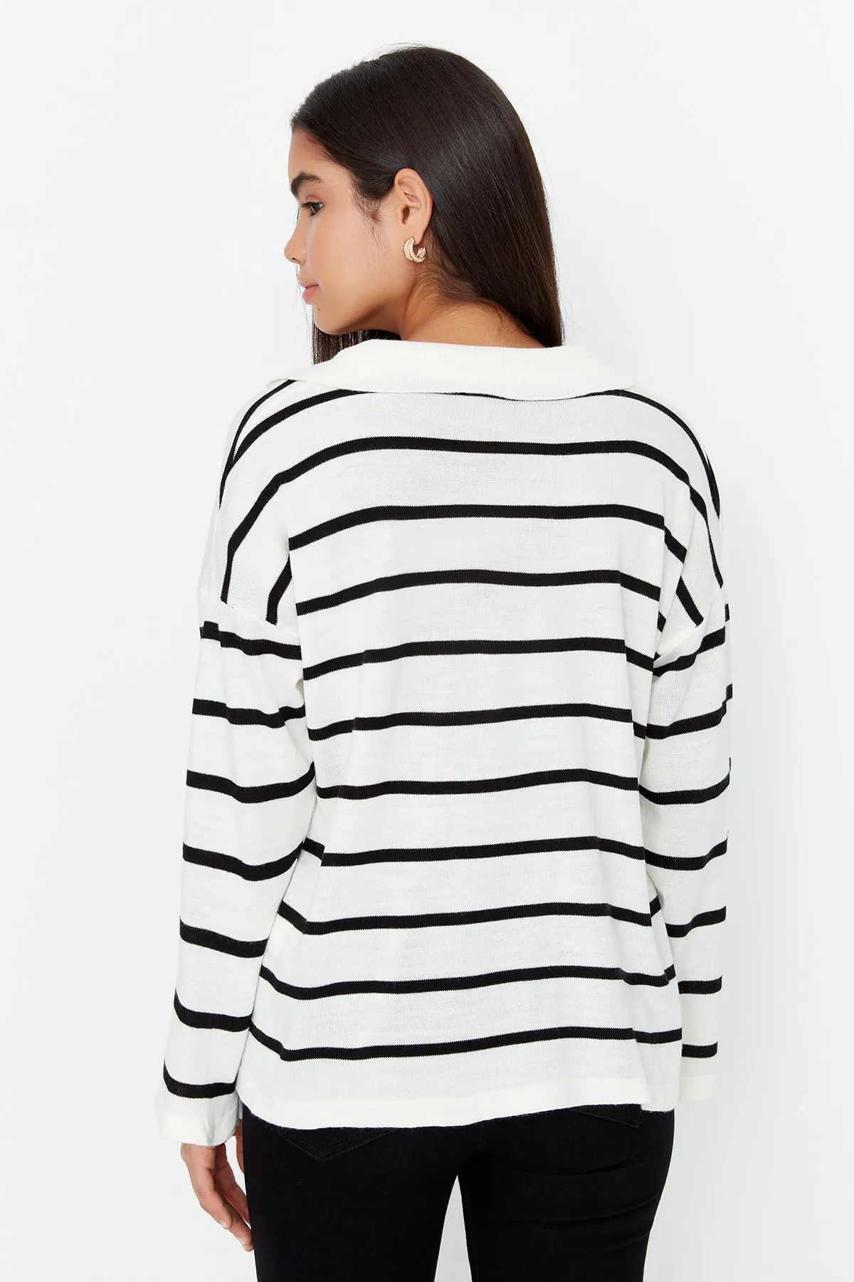 Trendyol Collection  Schwarzer gestreifter Strickpullover mit super weiter Passform TWOAW23KZ01845