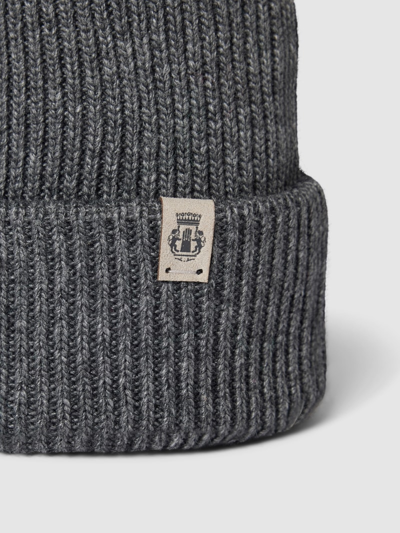 Strickmütze mit Label-Detail in anthrazit