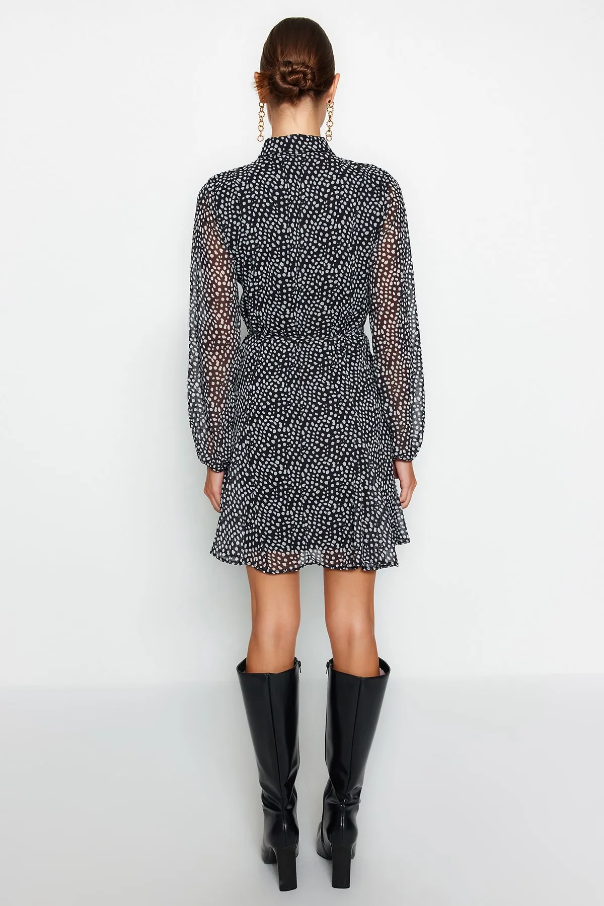 Trendyol Collection  Schwarzes, gepunktetes Mini-Hemdkleid aus gewebtem Chiffon mit Futter TWOAW24EL00247
