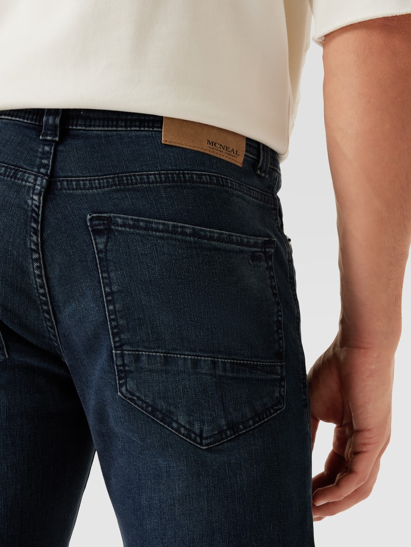 Jeans mit Label-Patch in aqua blau