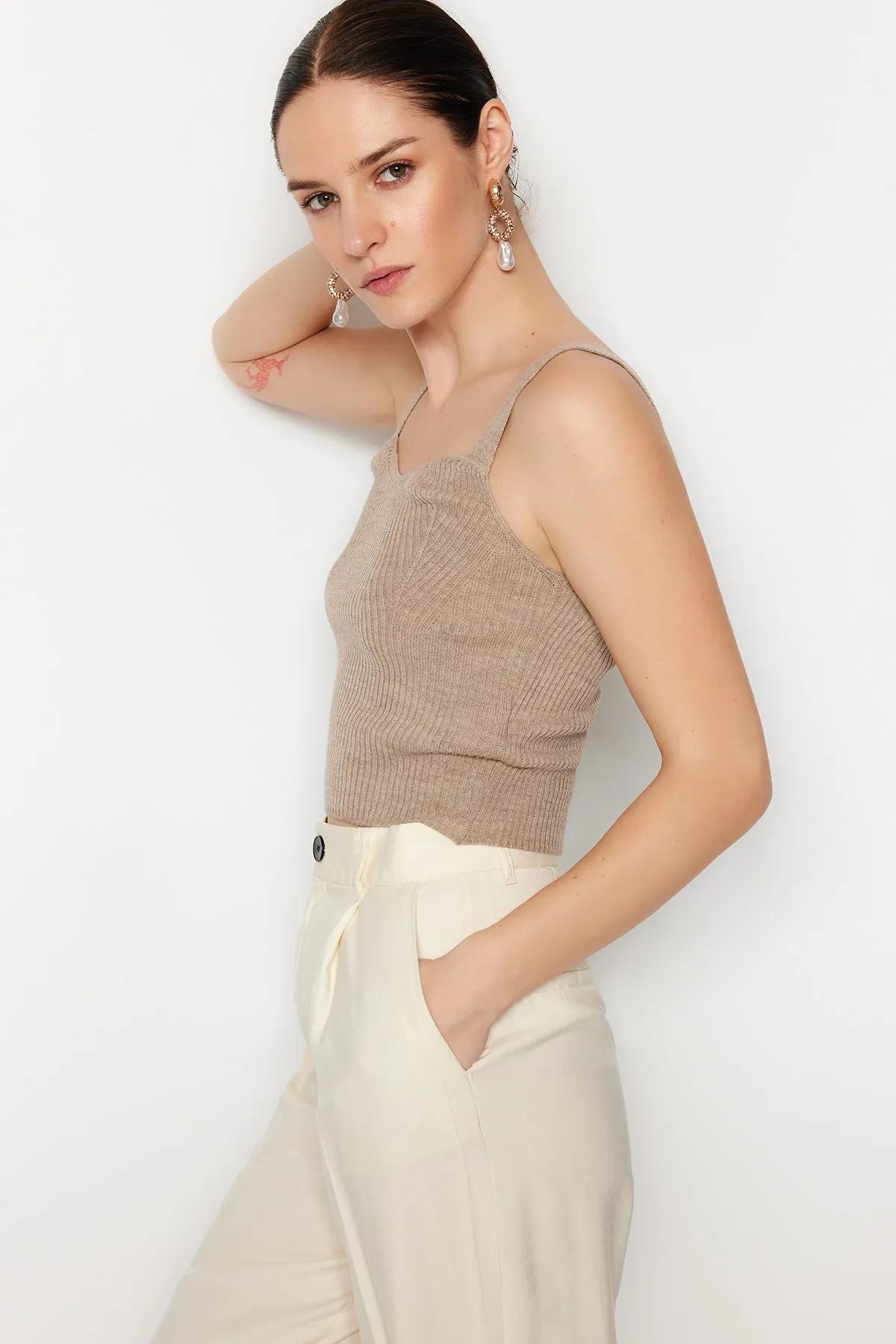 Trendyol Collection  Nerzfarbene Basic-Strickbluse mit Trägern TWOSS23BZ00805