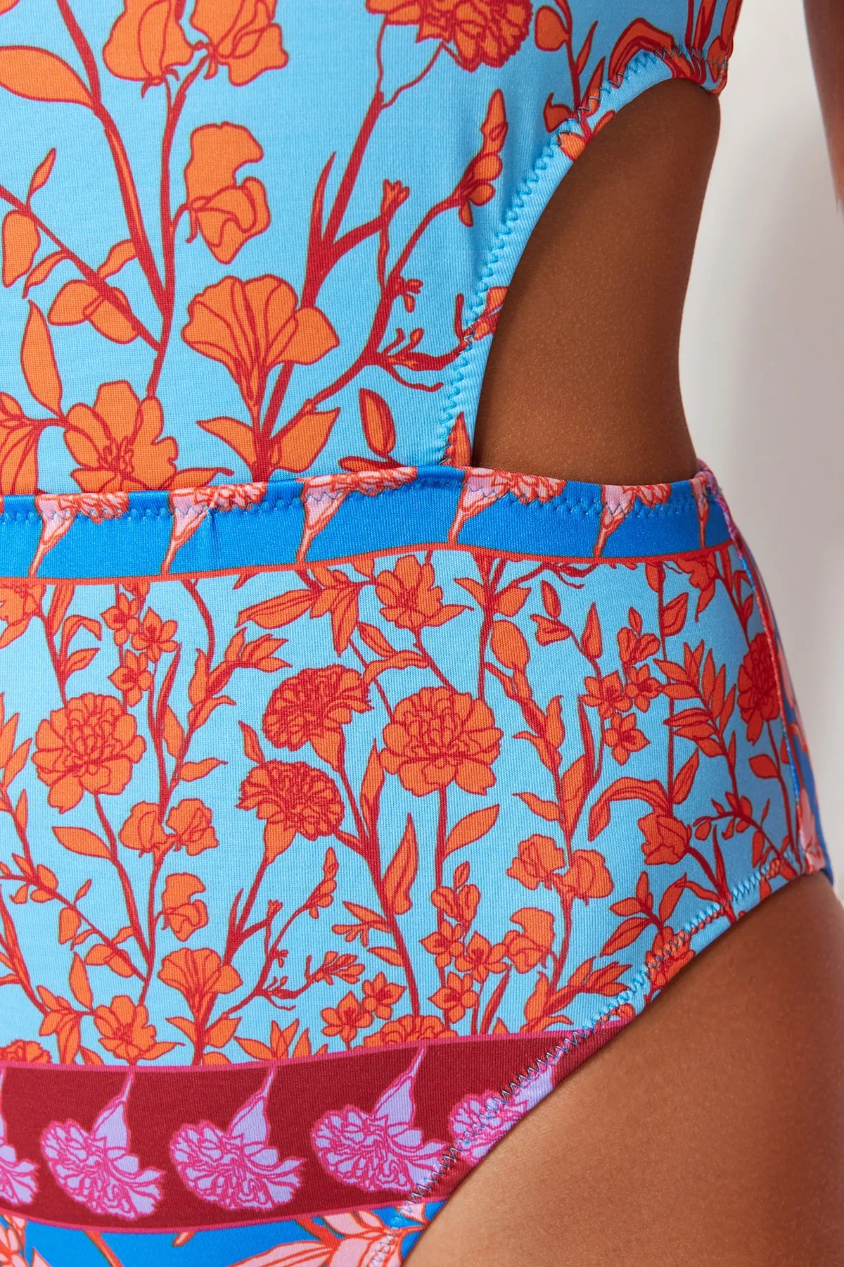 Trendyol Collection  Neckholder-Badeanzug mit normaler Beinlänge und Blumenmuster TBESS23MA00181