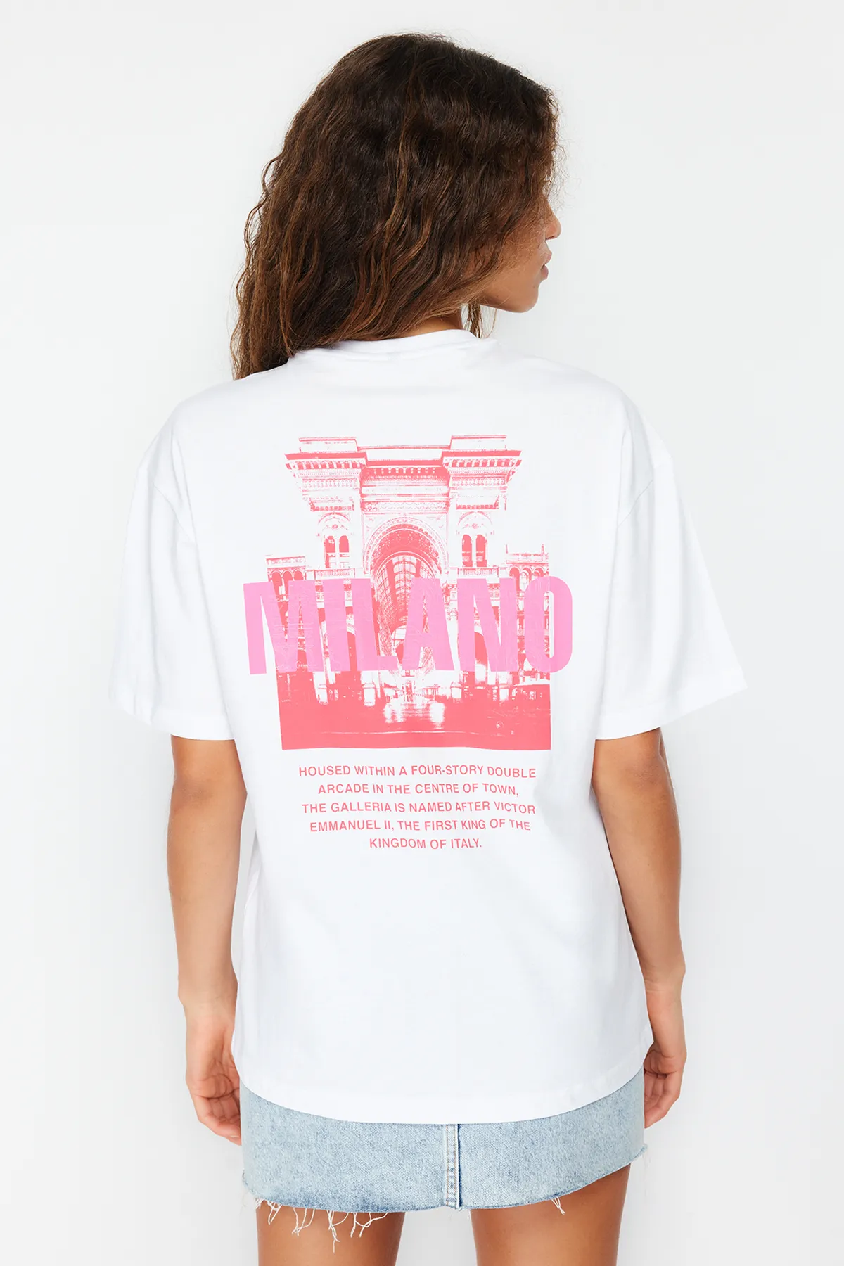 Trendyol Collection  Weißes, bedrucktes, übergroßes/weites Strick-T-Shirt mit Rundhalsausschnitt aus 100 % Baumwolle TWOSS24TS00066