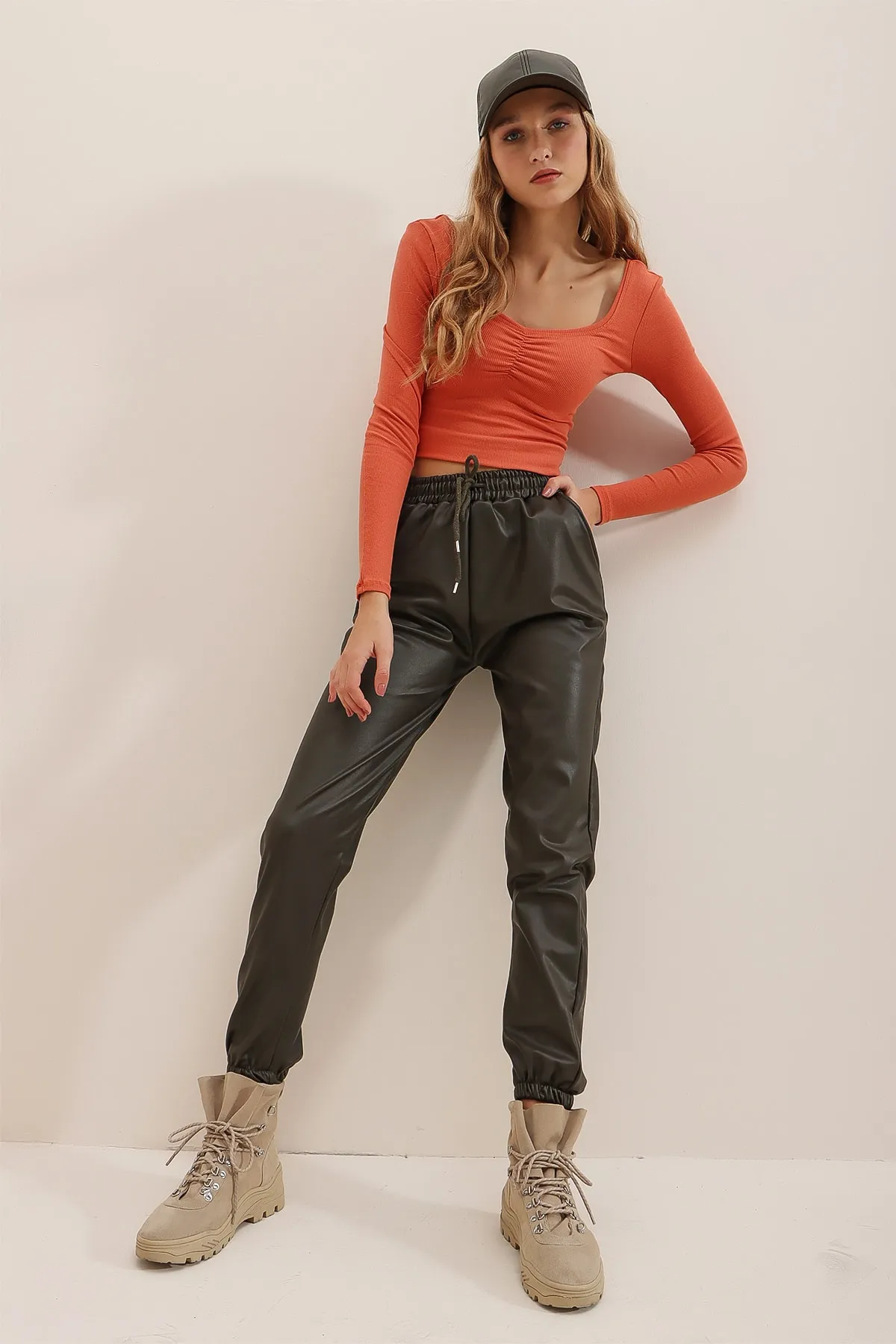 Trend Alaçatı Stili  Khakifarbene Damen-Hose aus Kunstleder mit doppelten Taschen an der Taille und am Handgelenk, elastisch, lässig, ALC-X7329