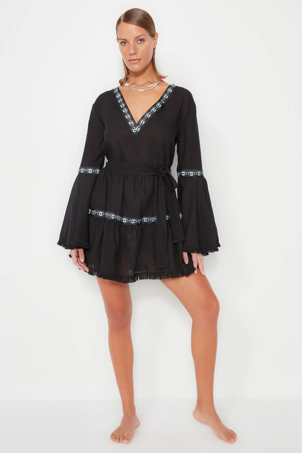 Trendyol Collection  Schwarzes Mini-Strandkleid aus 100 % Baumwolle mit gewebten Rüschen und Gürtel TBESS21EL1253