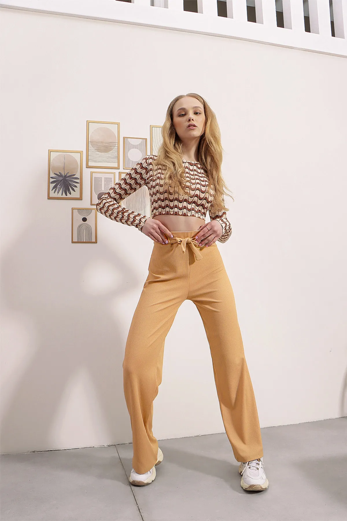 Trend Alaçatı Stili  Beigefarbene, gerippte Hose mit weitem Bein und hoher Taille für Damen ALC-X8141