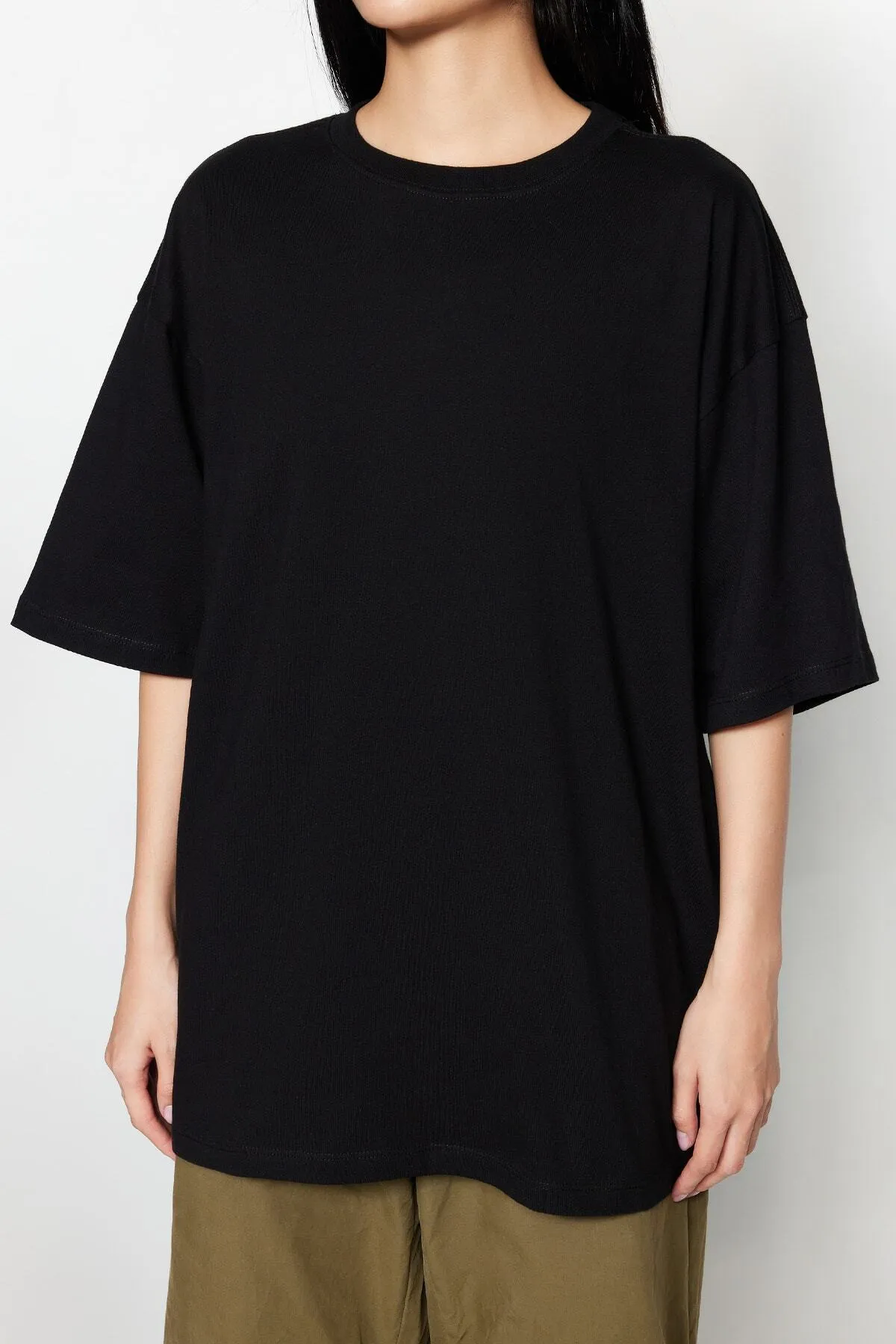 Trendyol Collection  Schwarzes Premium-Strick-T-Shirt mit Rundhalsausschnitt aus 100 % Baumwolle in Übergröße/weiter Passform TWOSS23TS00040