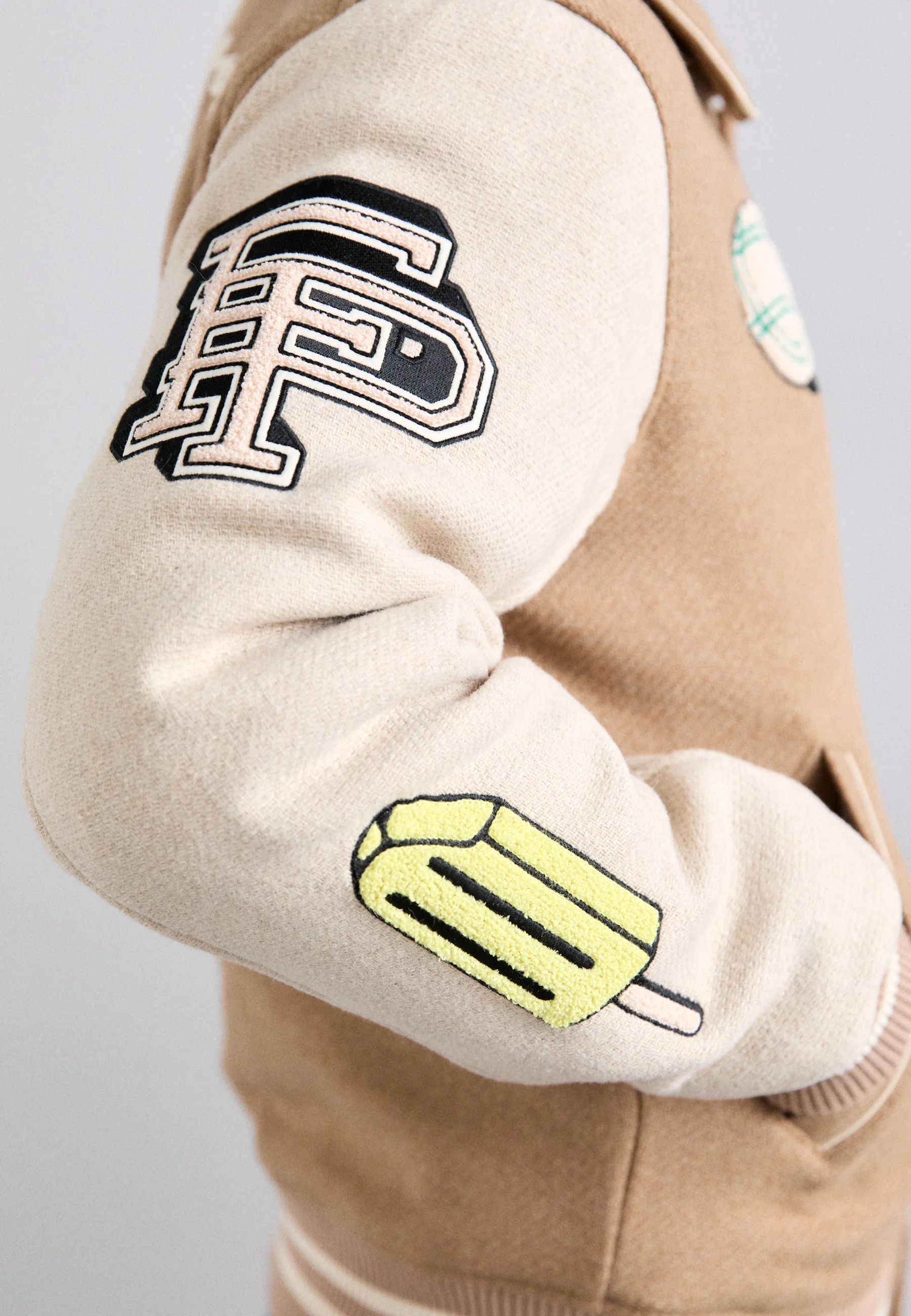 Relleno de piezas CHAQUETA UNIVERSITARIA PETANCA UNISEX - Chaqueta bomber