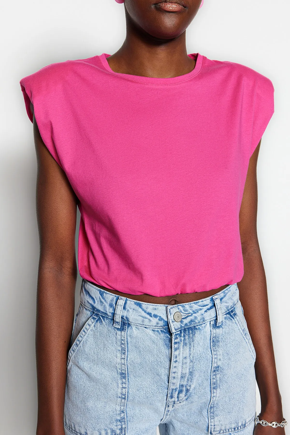 Trendyol Collection  Fuchsiafarbenes, wattiertes, kurz geschnittenes Strick-T-Shirt aus 100 % Baumwolle mit Rundhalsausschnitt TWOSS21TS0379
