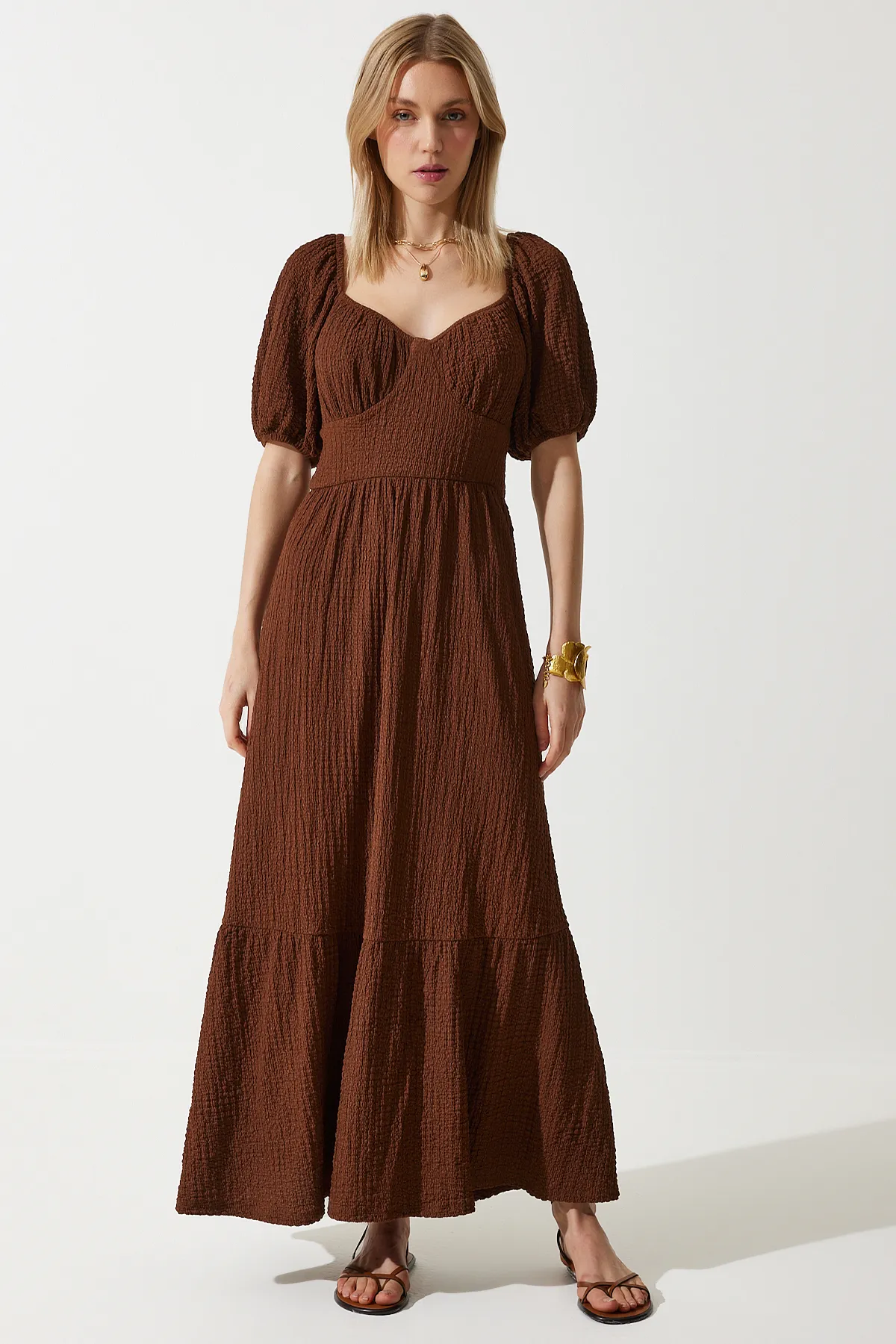 Happiness İstanbul  Braunes Damen-Strickkleid mit Herzkragen und Struktur, UB00050
