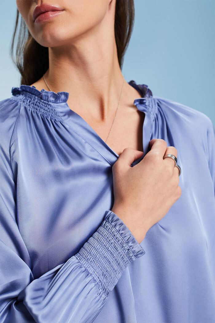 Gesmokte Satinbluse mit V-Ausschnitt