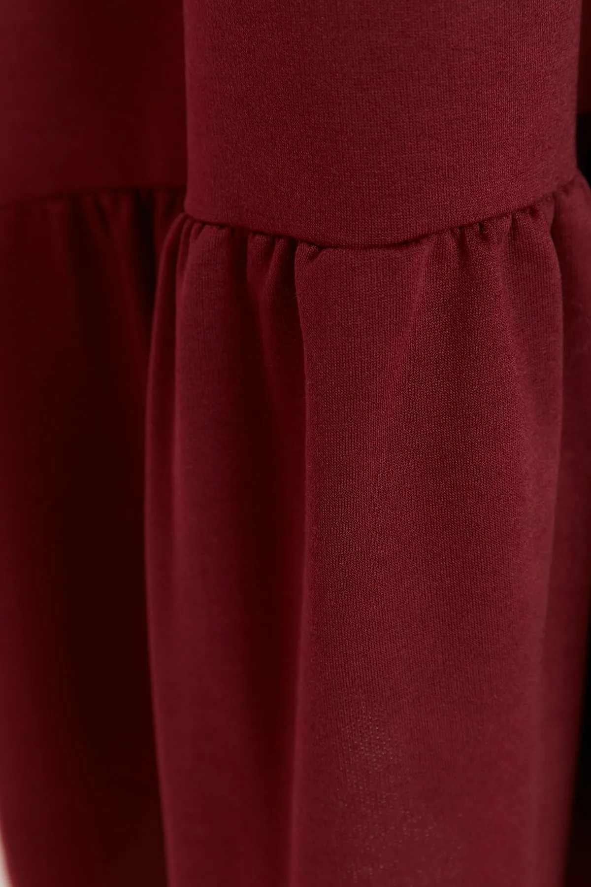 Trendyol Modest  Weinrotes Strickkleid mit Rundhalsausschnitt und Raffung TCTSS22EL00000