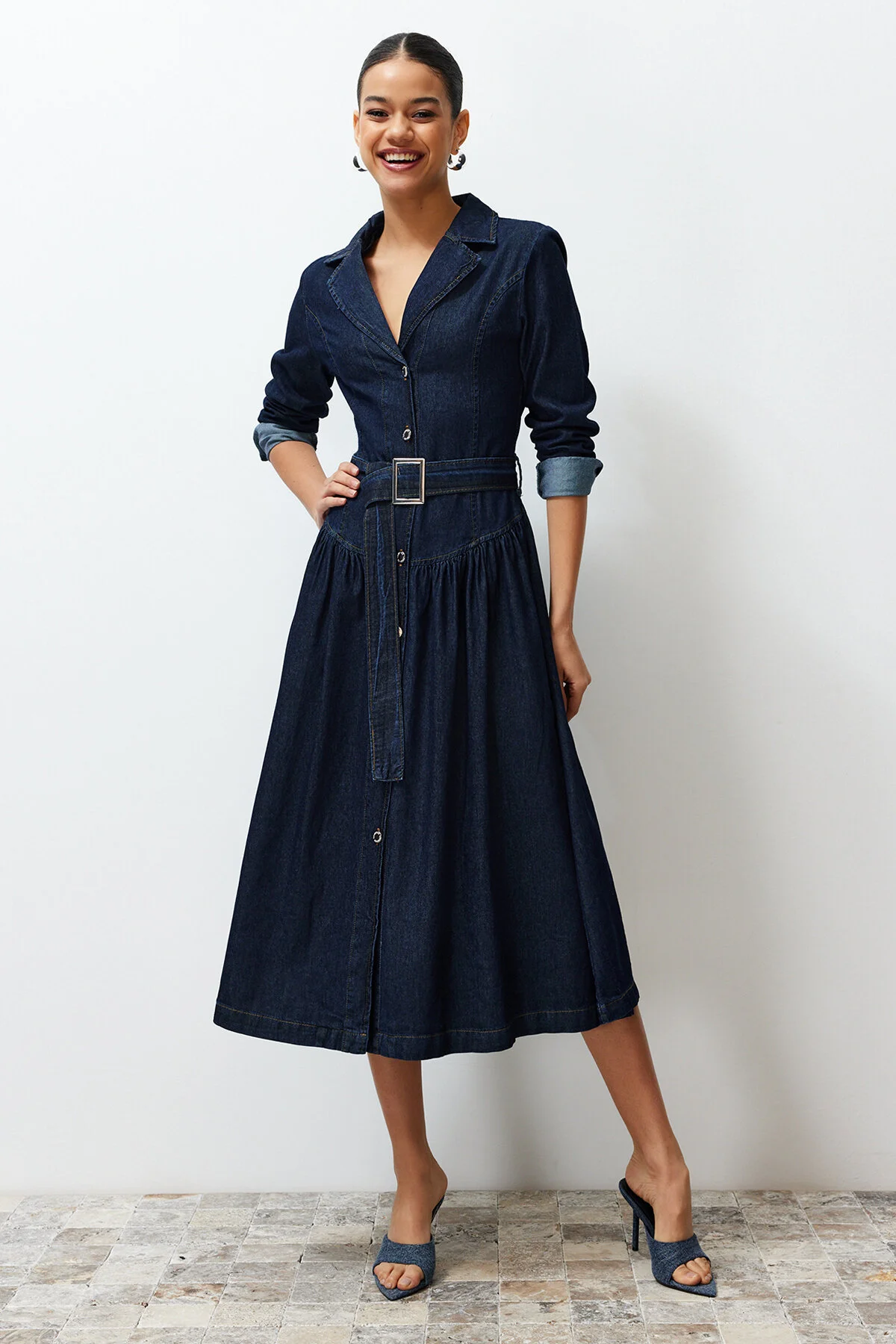Trendyol Collection  Blaues Midikleid mit Gürtel TWOSS24EL00776