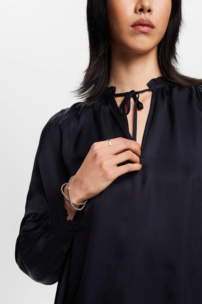 Satinbluse mit Rüschenkanten