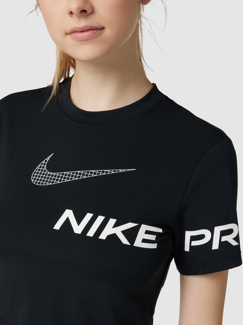 Crop Top mit Rundhalsausschnitt in schwarz