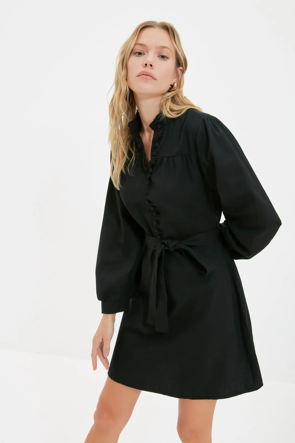 Trendyol Collection  Schwarzes Webkleid mit hohem Kragen TWOAW22EL1346