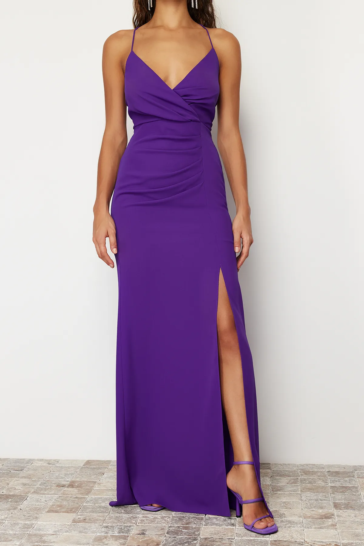 Trendyol Collection  Langes Abendkleid mit lila Paspelierung auf der Rückseite TPRSS22AE0012