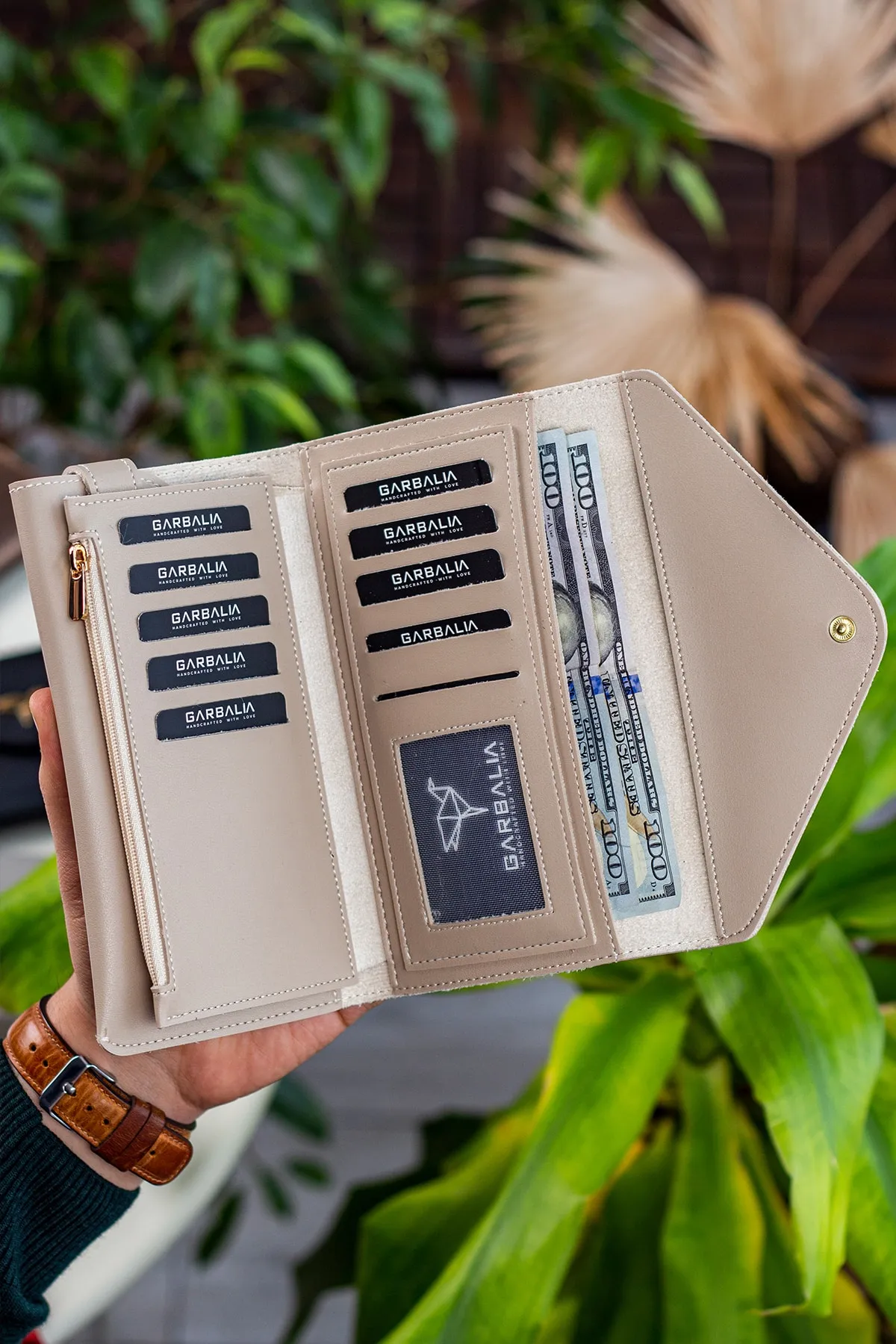 Garbalia  Beigefarbene Damenbrieftasche mit Umschlagmodell und Telefon- und Münzfach
