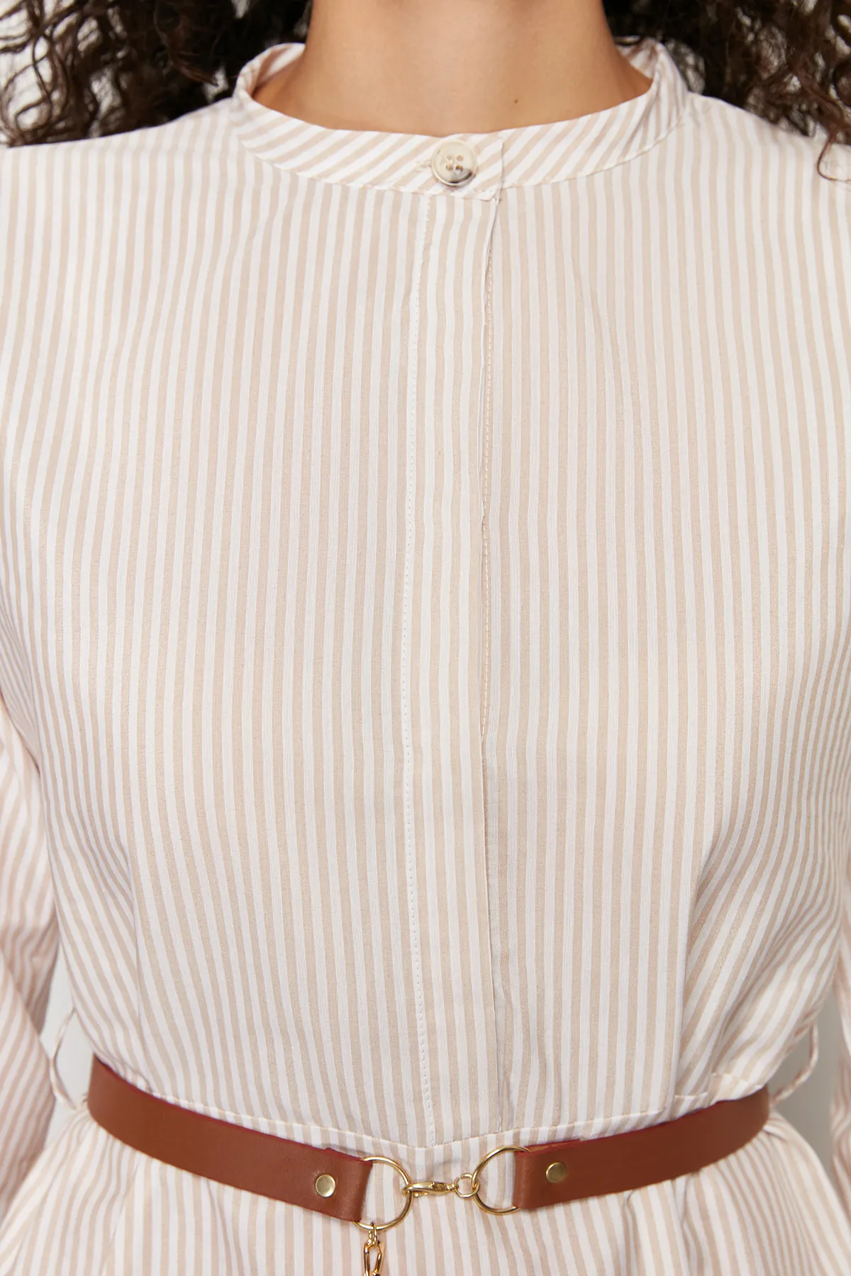 Trendyol Modest  Beige gestreiftes, gewebtes Kleid mit Gürtel TCTSS24EB00171