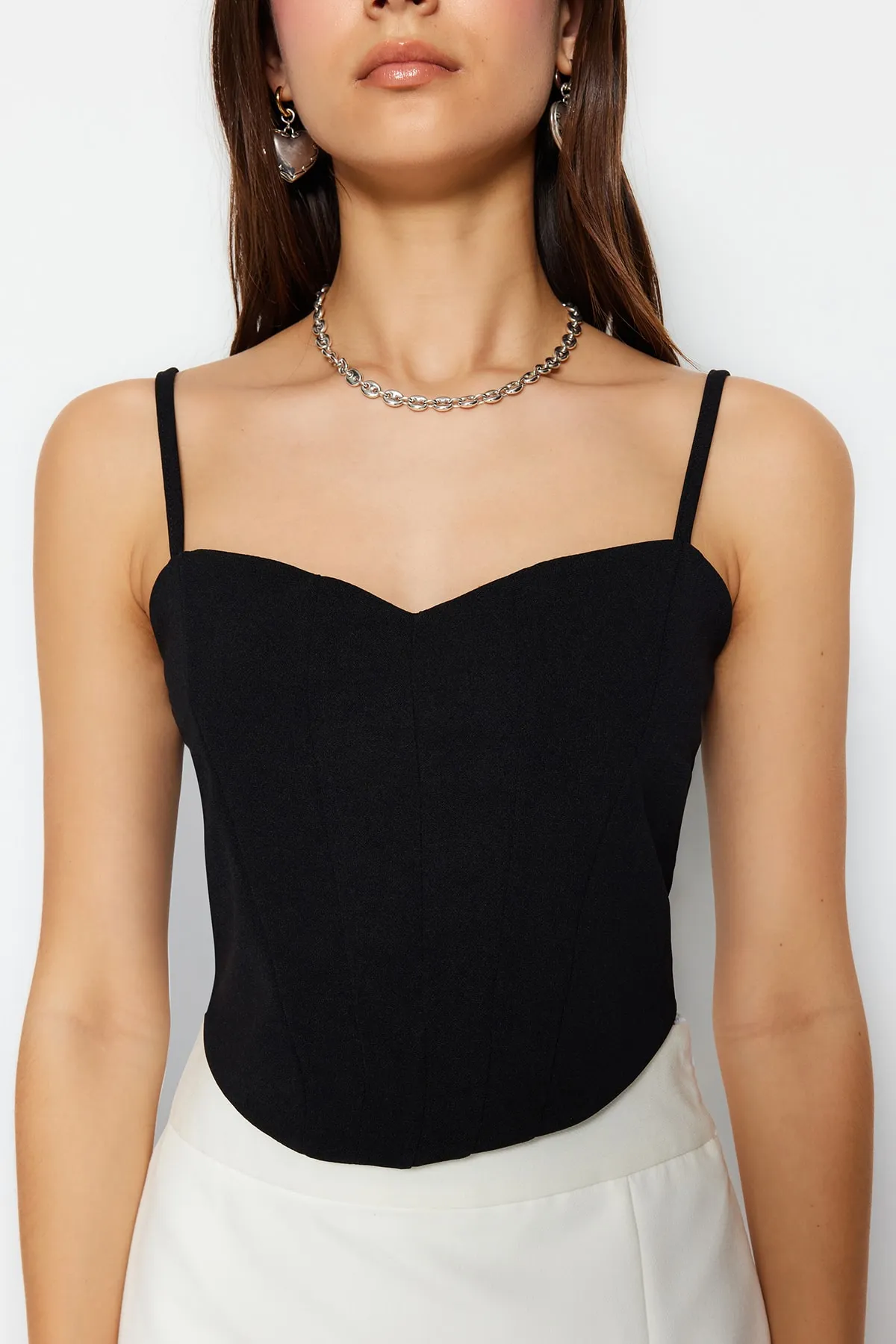 Trendyol Collection  Schwarzes, tailliertes Bustier aus Krepp-Strick mit kurzen Trägern TWOSS23BS00036