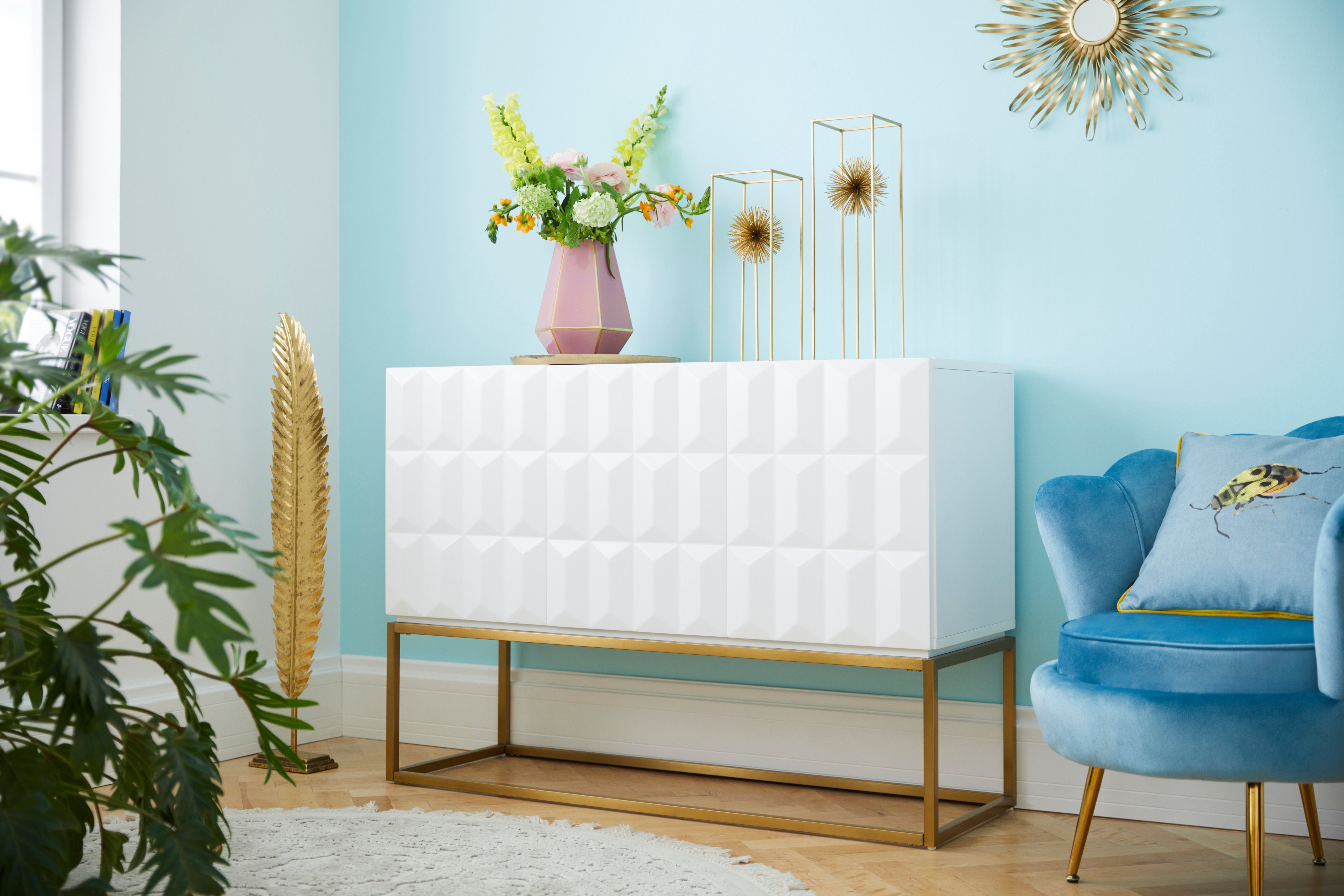 Leonique Sideboard Alais, in 3D-Optik, mit viel Stauraum und goldfarbenem Metallgestell