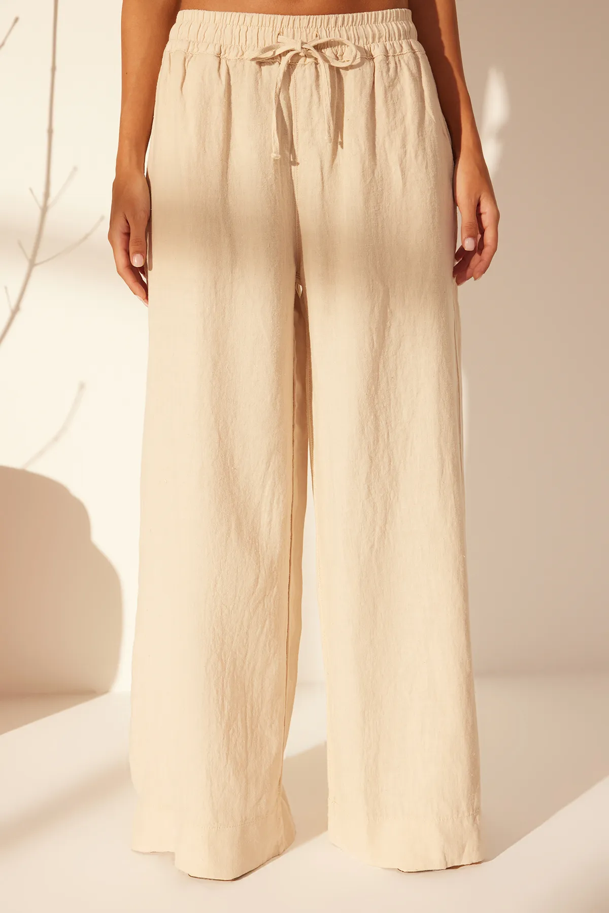 Trendyol Collection  Beige Hose aus 100 % Leinen mit elastischem Bund und hoher Taille und extra weitem Bein TWOSS24JE00251