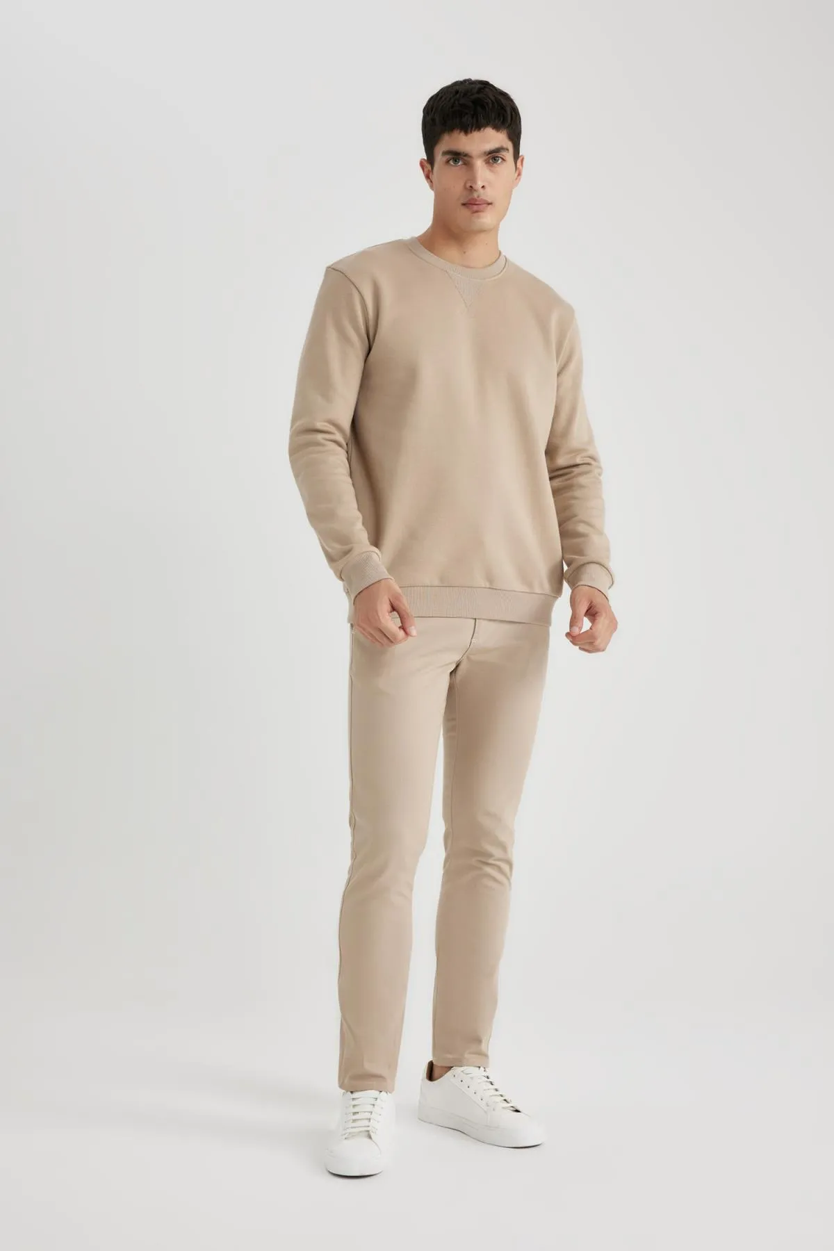 DeFacto  Basic-Sweatshirt aus Baumwolle mit normaler Passform und Rundhalsausschnitt