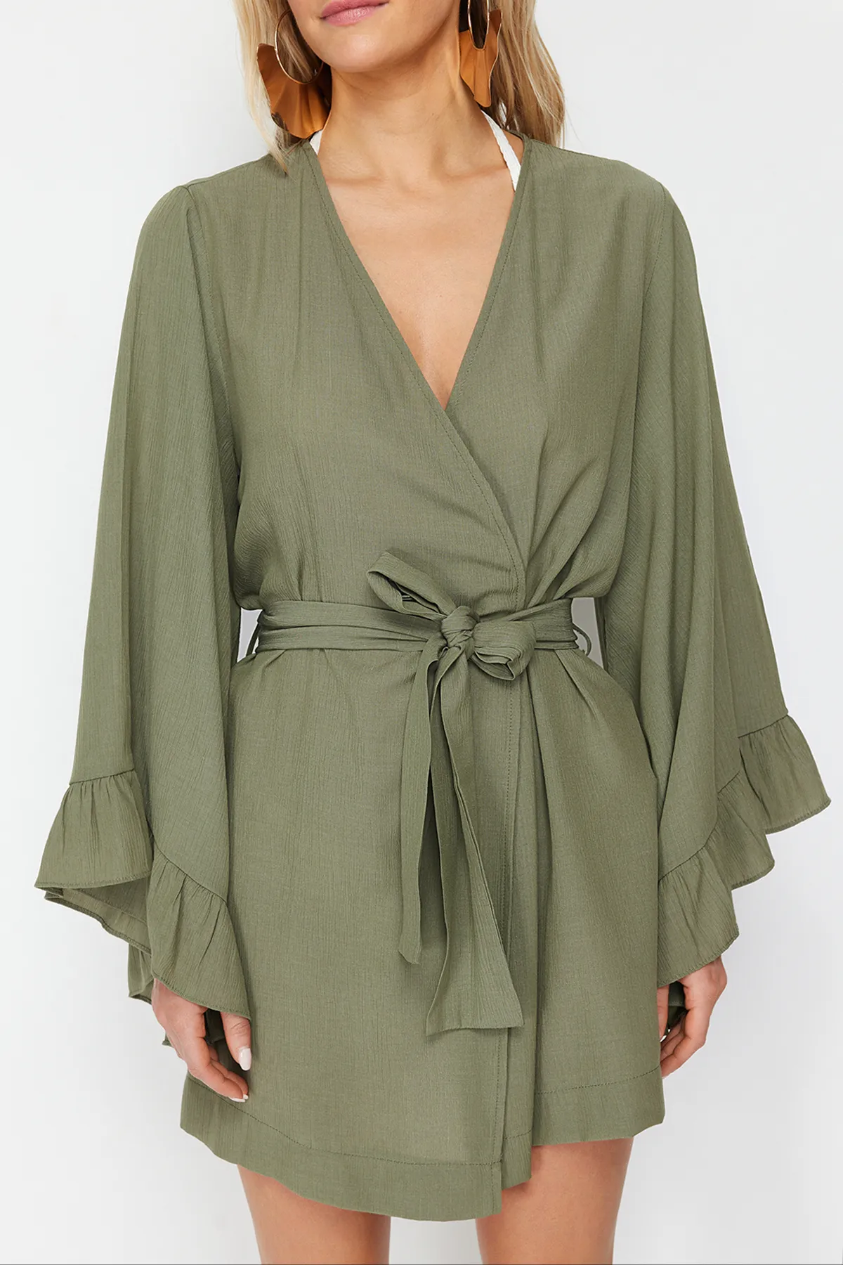 Trendyol Collection  Khakifarbener, gewebter Mini-Volant-Kimono und -Kaftan mit Gürtel TBESS21KM0002