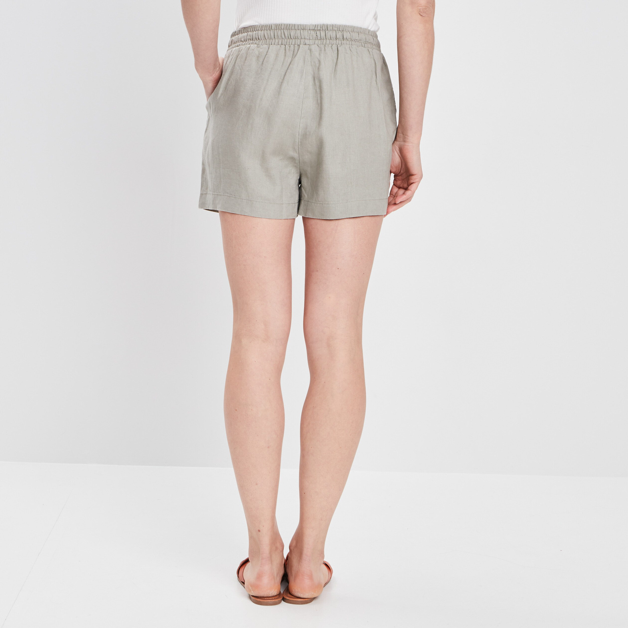 Short fluide droit en lin taille smockée vert olive femme | La Halle