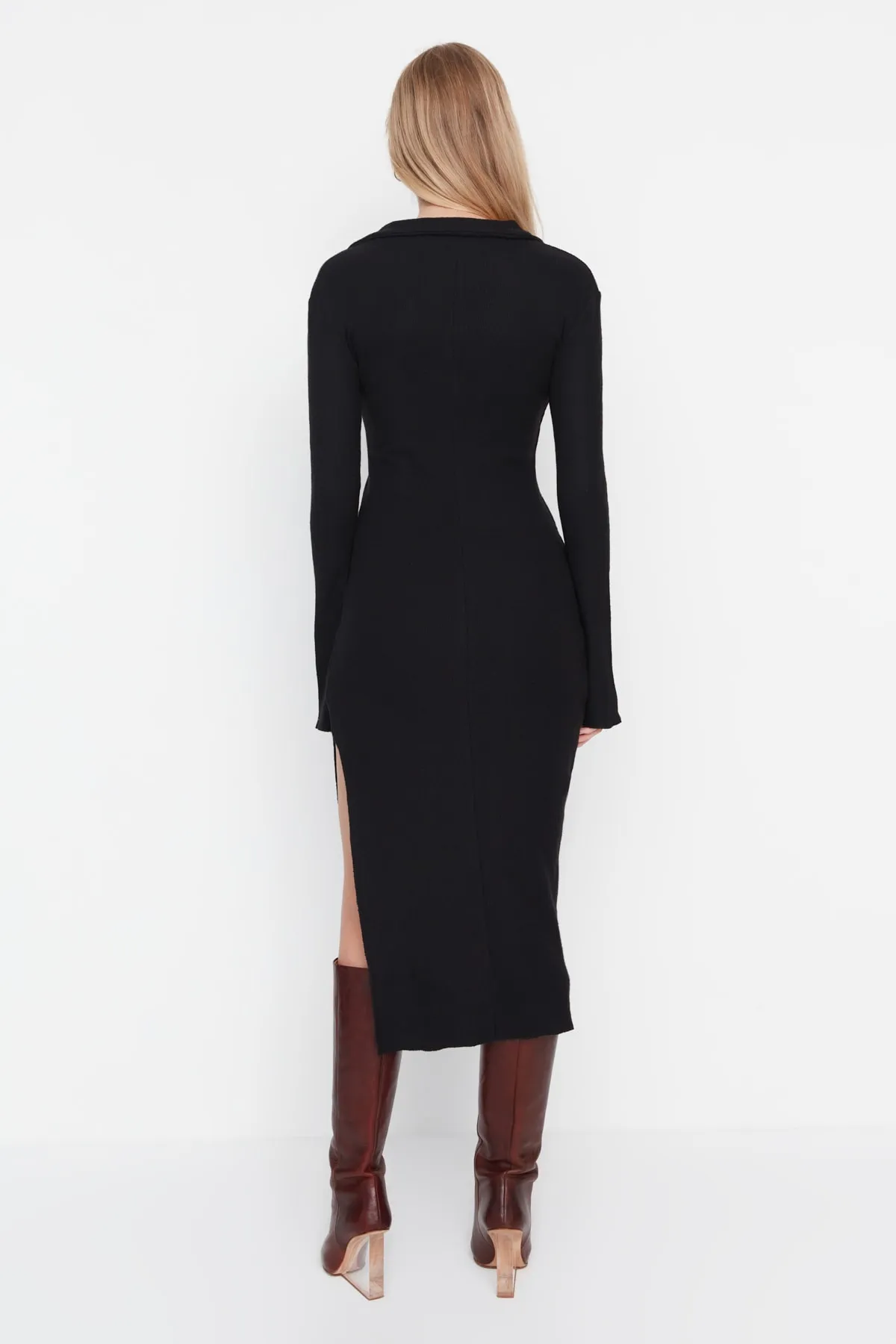 Trendyol Collection  Schwarzes, figurbetontes Maxi-Bleistiftkleid aus geripptem Strick mit Polokragen und Fake-Strick TWOAW23EL00164