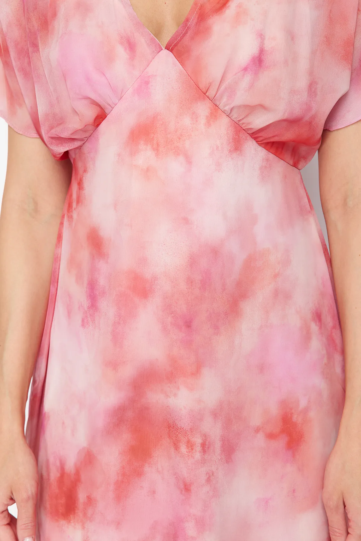 Trendyol Collection  Rosa A-Linien-Maxikleid aus gewebtem Chiffon mit abstraktem Muster TWOSS24EL00812