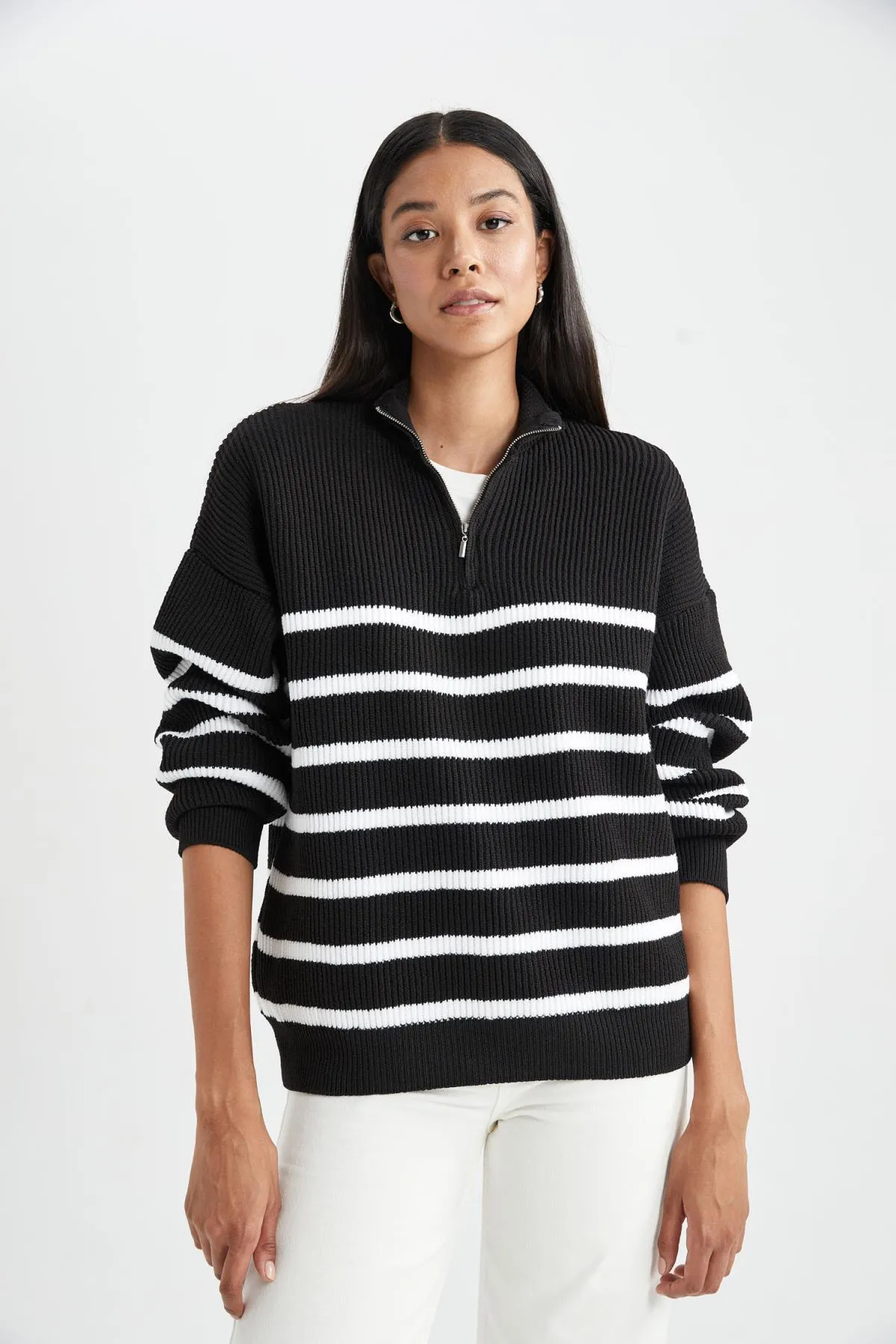 DeFacto  Regular Fit Gestreifter Pullover aus Thessaloniki-Stoff mit Reißverschluss und Stehkragen A3864ax23wn