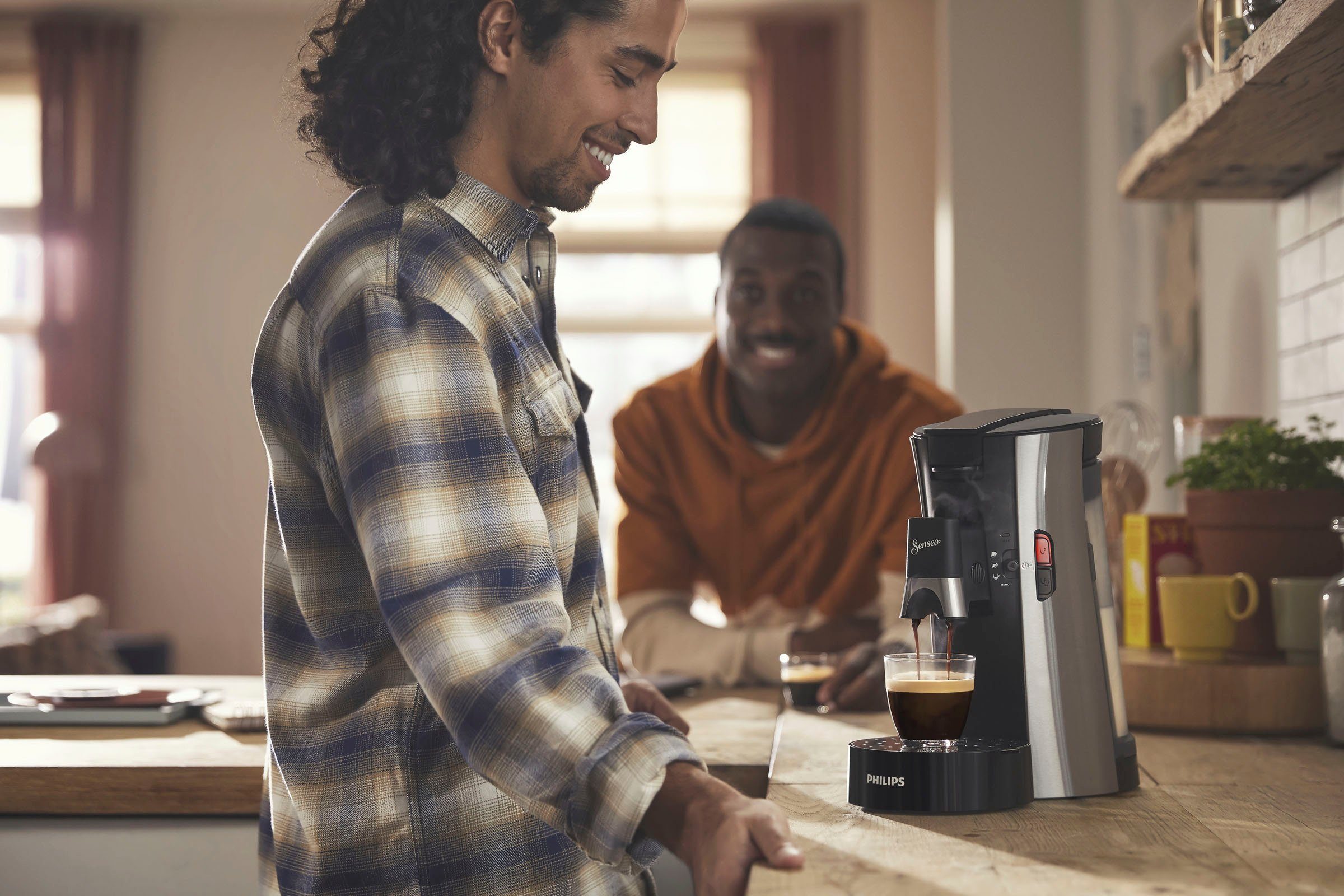 Philips Senseo Kaffeepadmaschine Select CSA250/10, aus 21% recyceltem Plastik, +3 Kaffeespezialitäten, Memo-Funktion, inkl. Gratis-Zugaben im Wert von € 14,- UVP