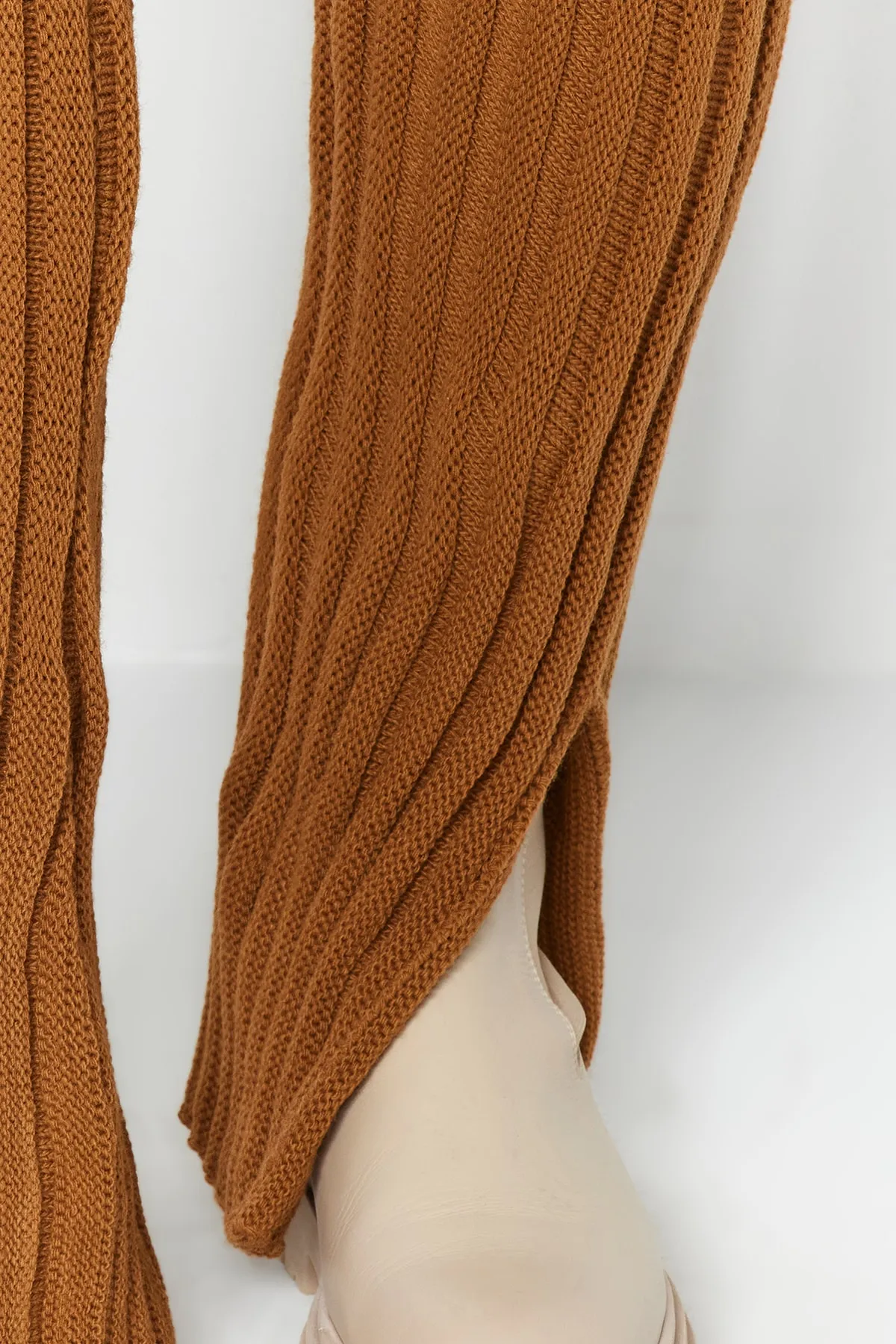 Trendyol Collection  Braunes Strickoberteil- und -unterteil-Set aus Cord-Basic-Hose TWOAW24AU00013