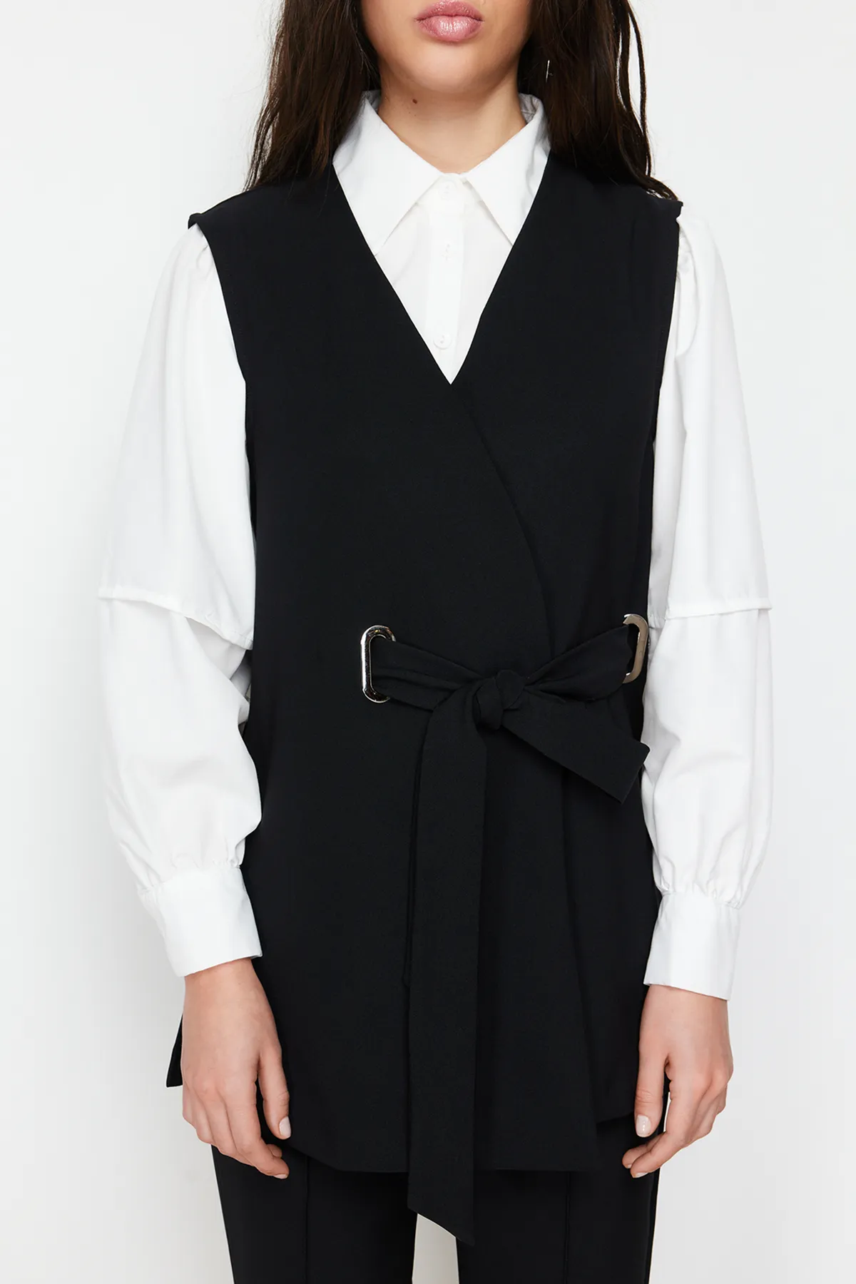 Trendyol Modest  Schwarzes Accessoire-Set mit Weste, Hose, Oberteil und Unterteil aus gewebtem Stoff mit detailliertem Ausschnitt TCTSS24US00035