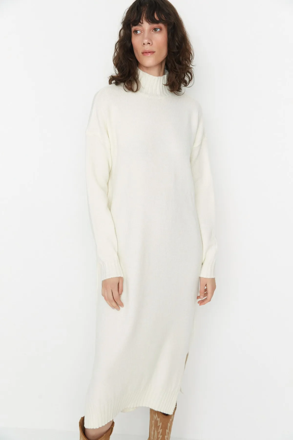 Trendyol Collection  Stone Wide Fit Midi-Strickkleid mit weicher Struktur und hohem Kragen TWOAW23EL0005